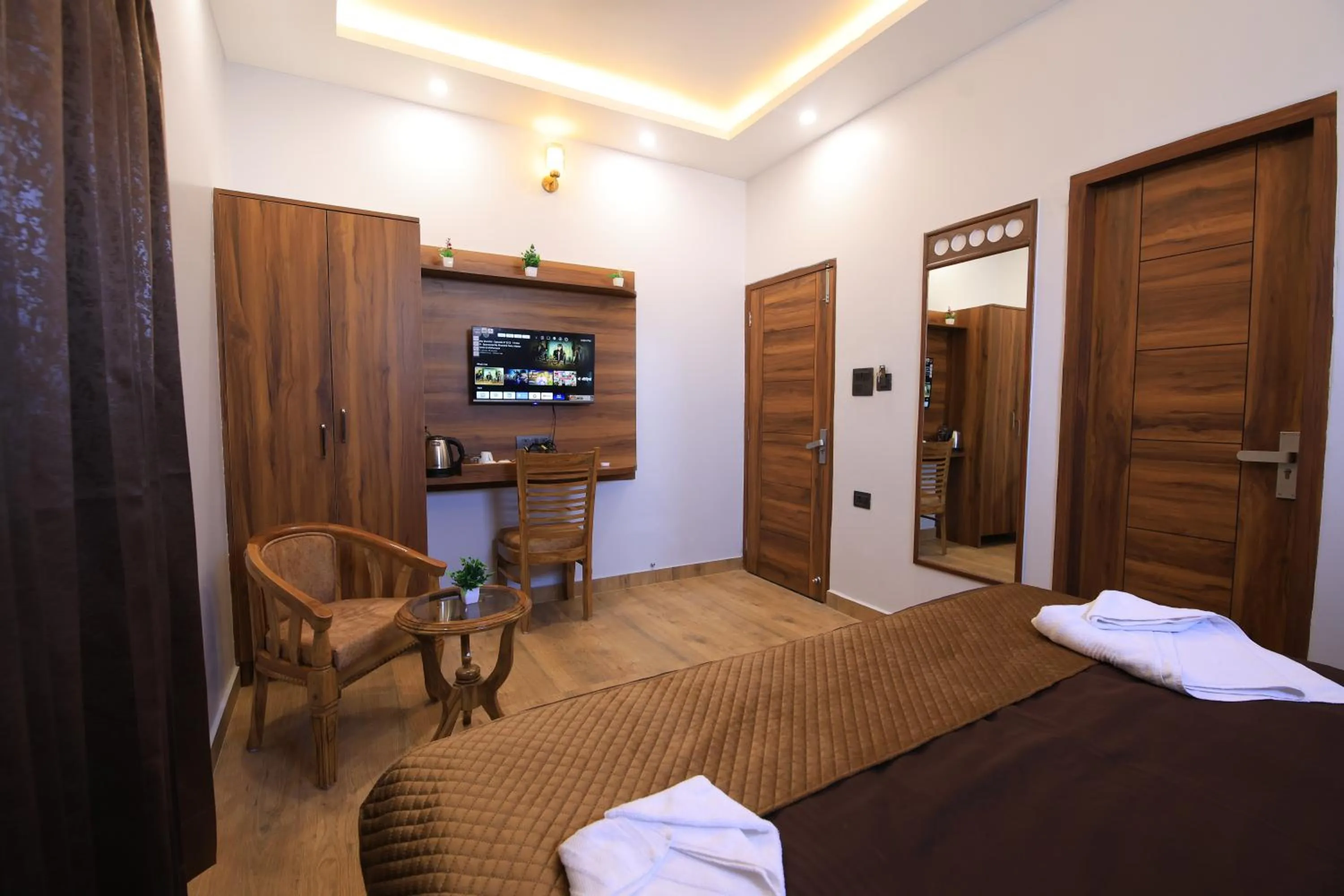 Bedroom, Bed in Hotel Mahadev Rishikesh