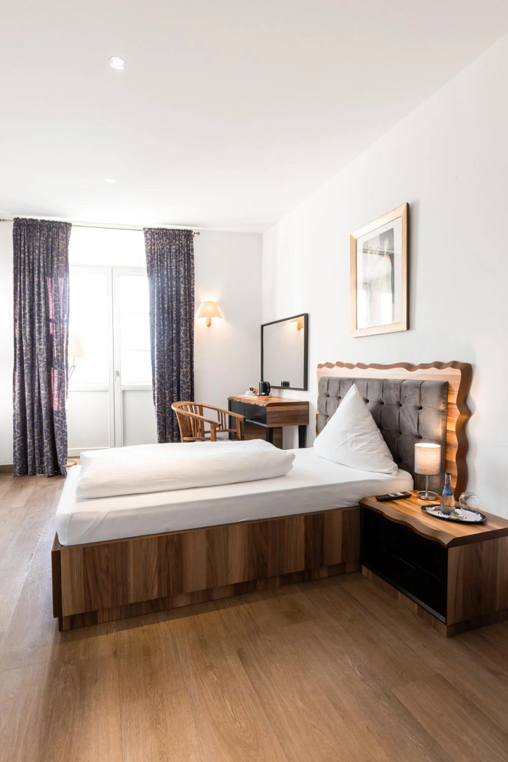 Photo of the whole room, Bed in Eventlocation & Hotel Schloss Neuburg