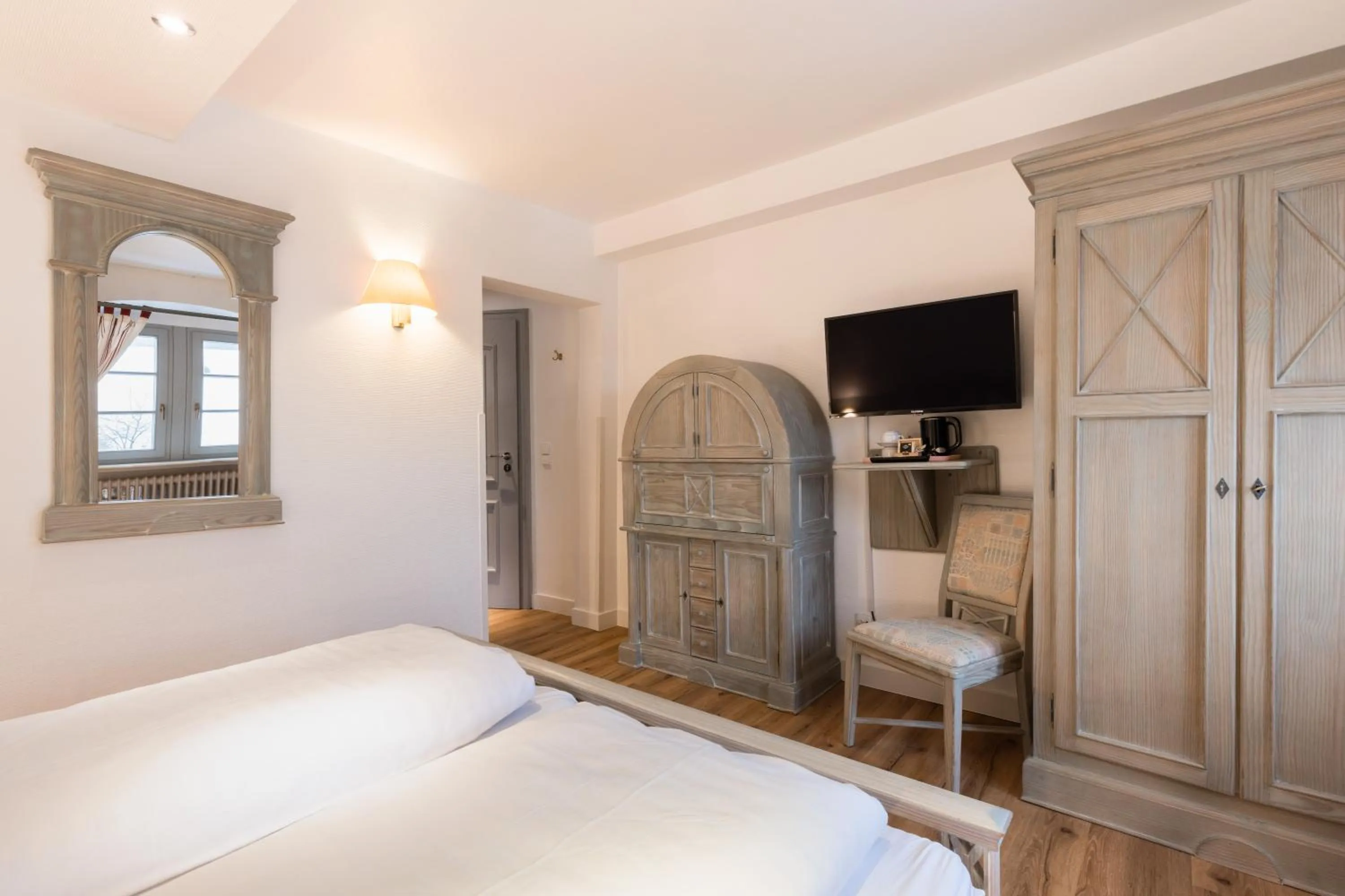 Photo of the whole room, Bed in Eventlocation & Hotel Schloss Neuburg