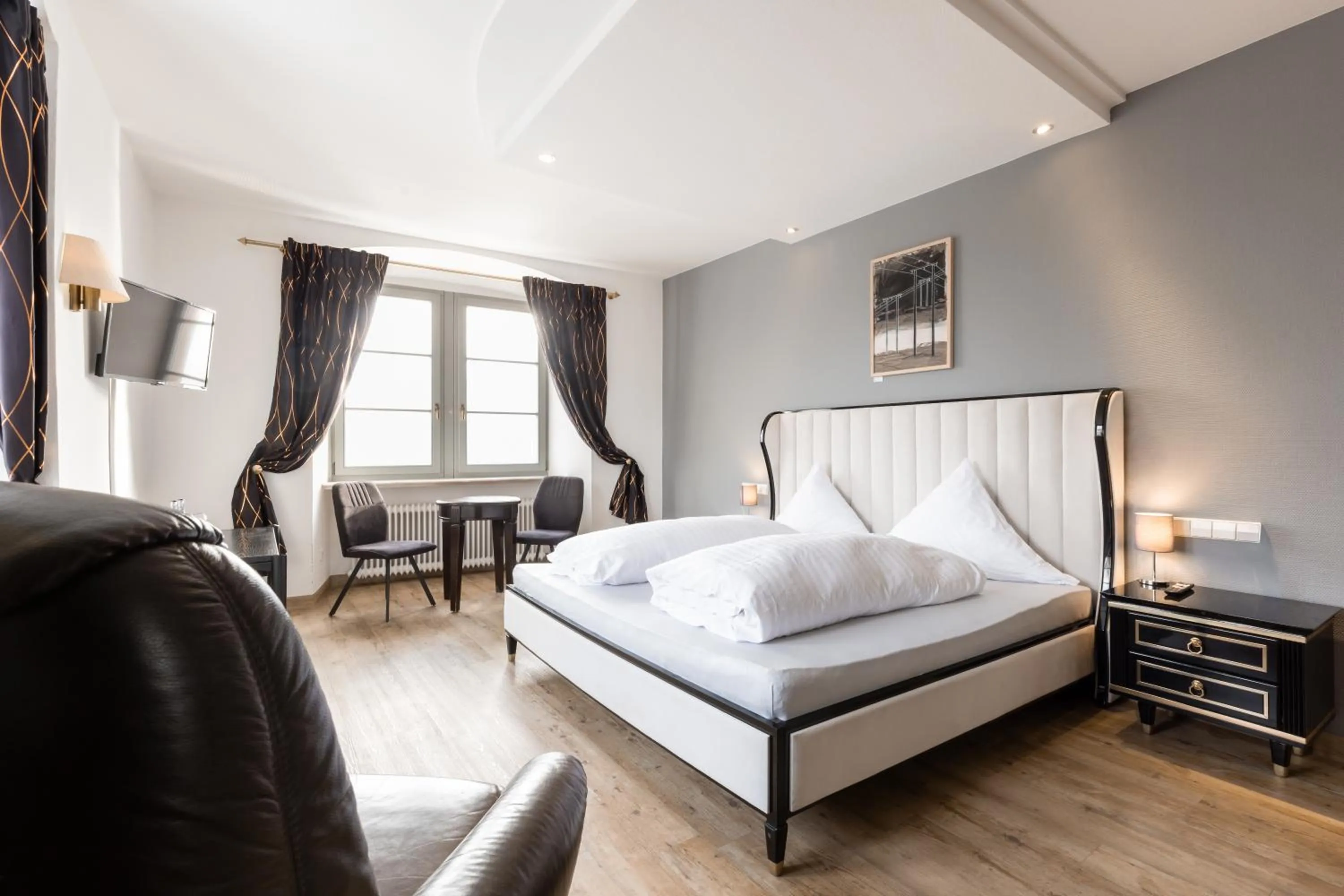 Photo of the whole room, Bed in Eventlocation & Hotel Schloss Neuburg