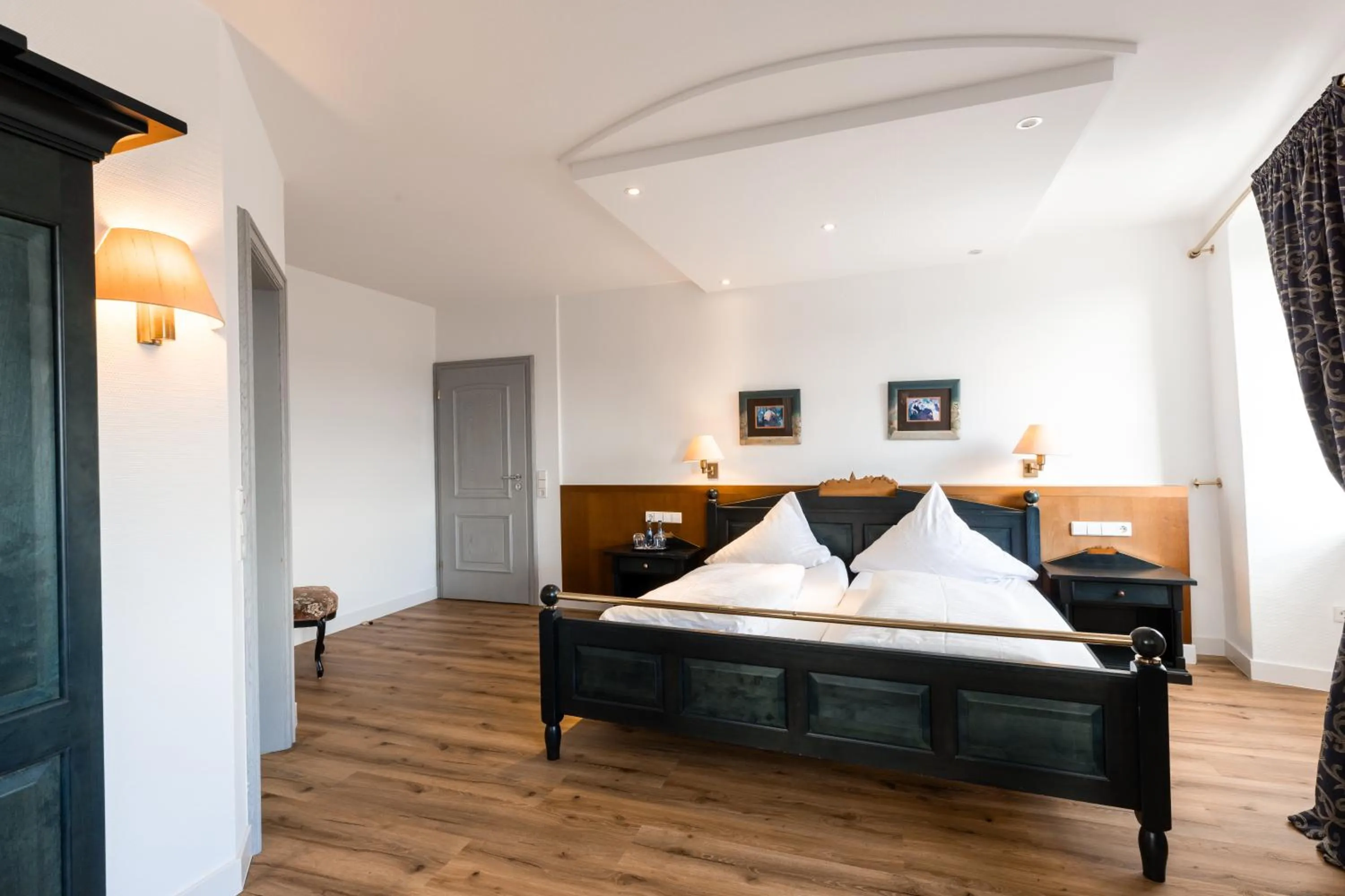 Photo of the whole room, Bed in Eventlocation & Hotel Schloss Neuburg