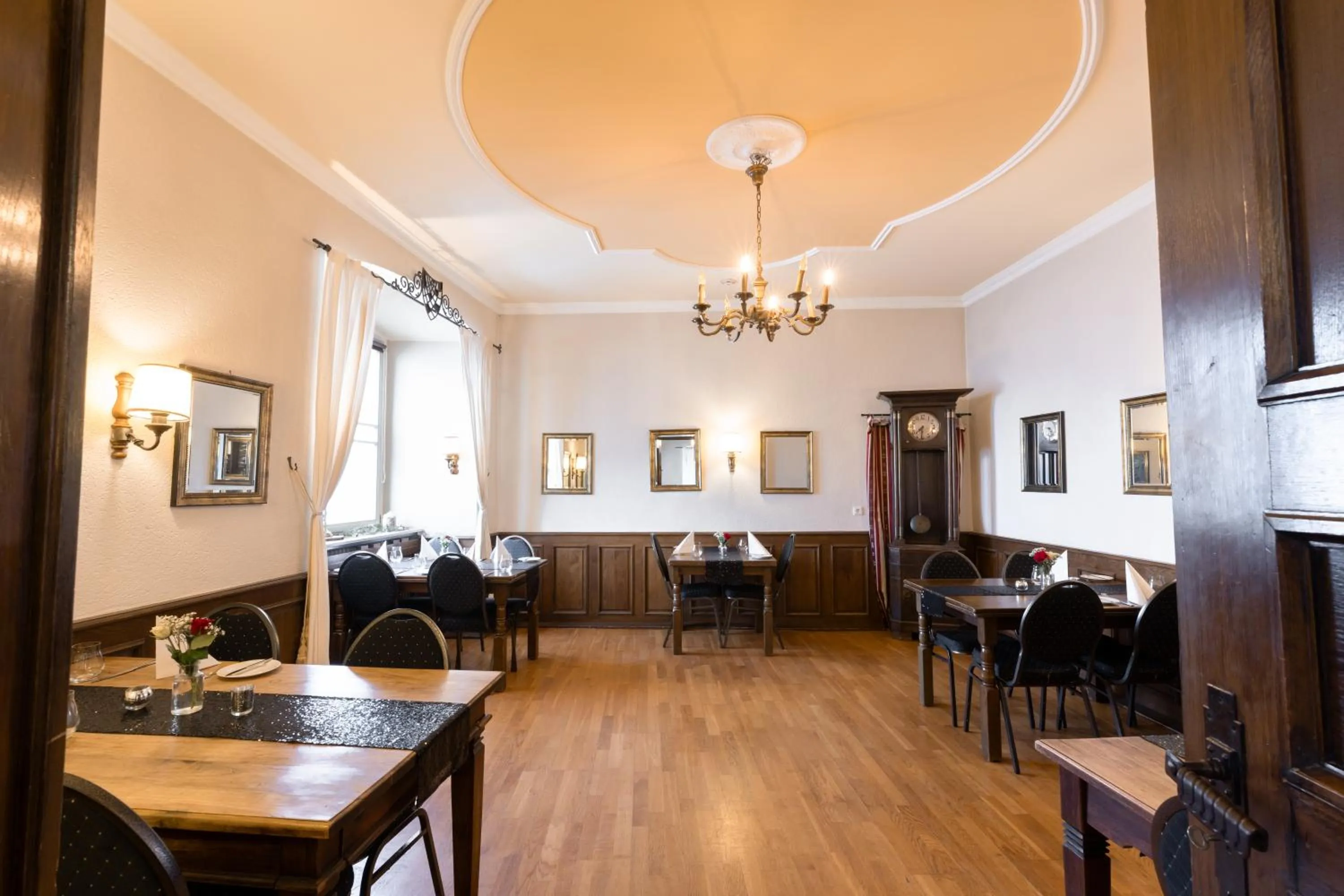 Restaurant/places to eat in Eventlocation & Hotel Schloss Neuburg