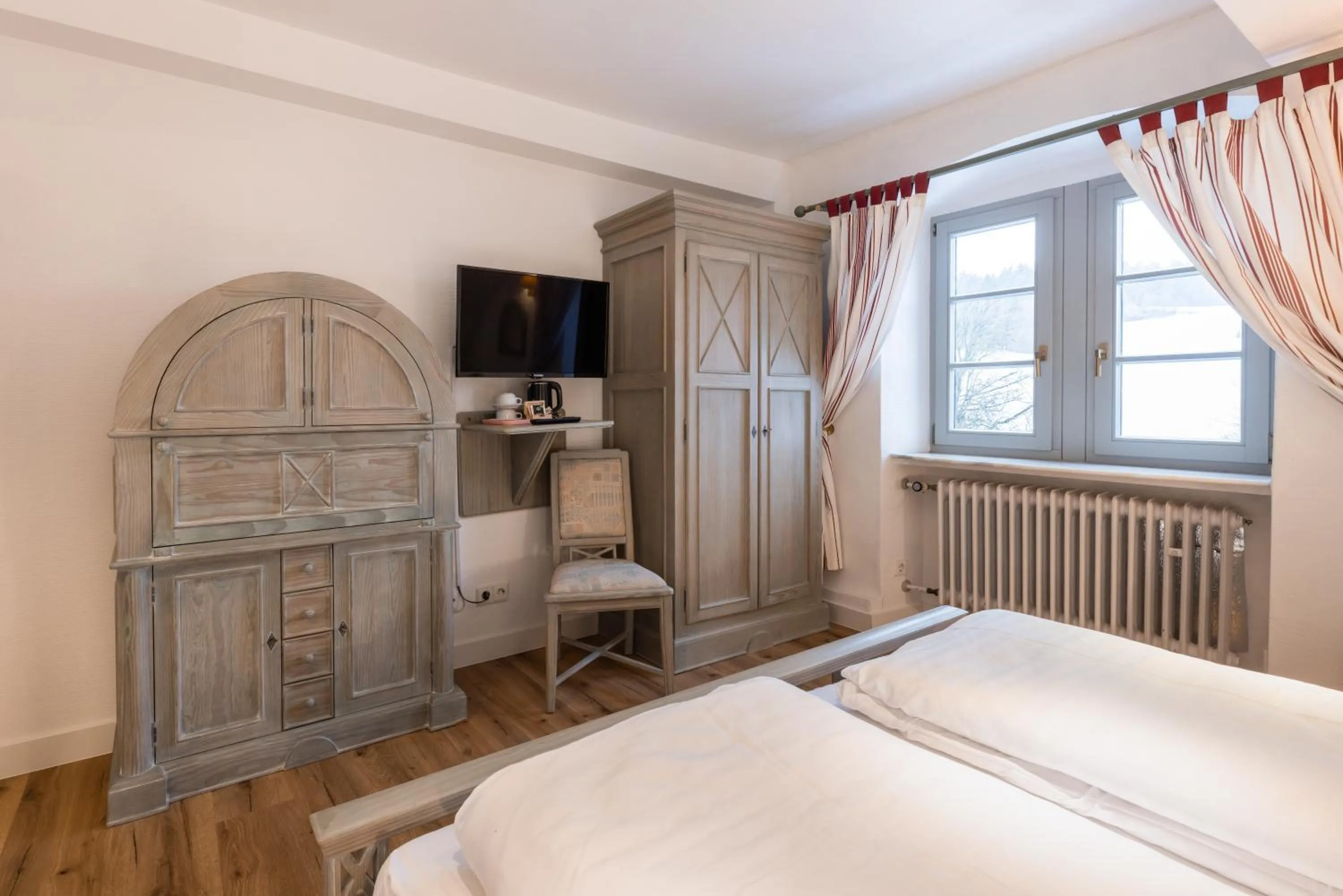 Photo of the whole room, Bed in Eventlocation & Hotel Schloss Neuburg