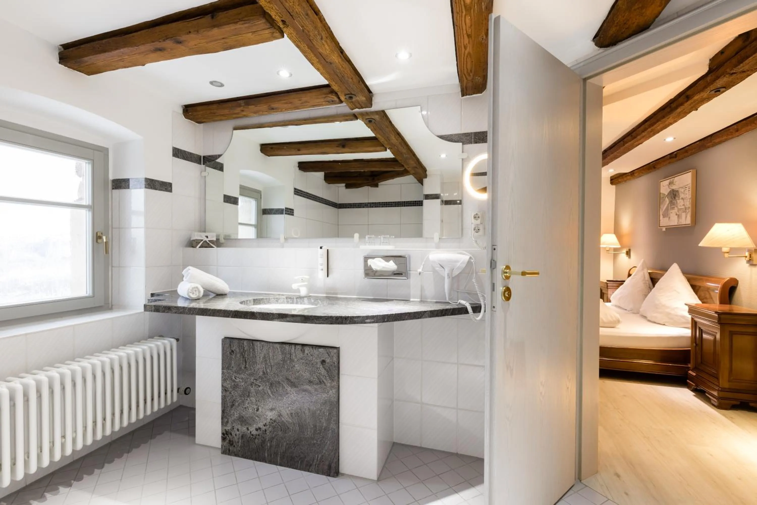 Bathroom, Bed in Eventlocation & Hotel Schloss Neuburg