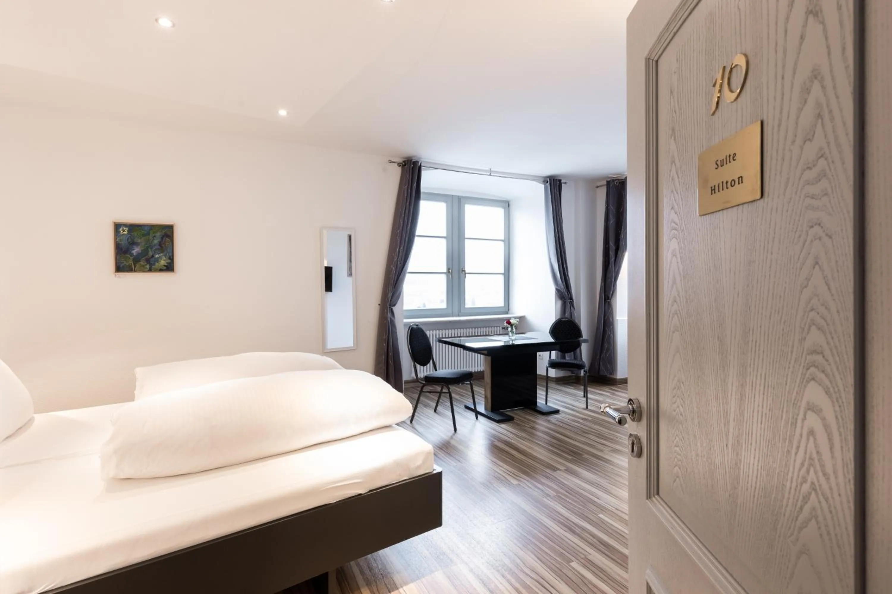 Photo of the whole room, Bed in Eventlocation & Hotel Schloss Neuburg