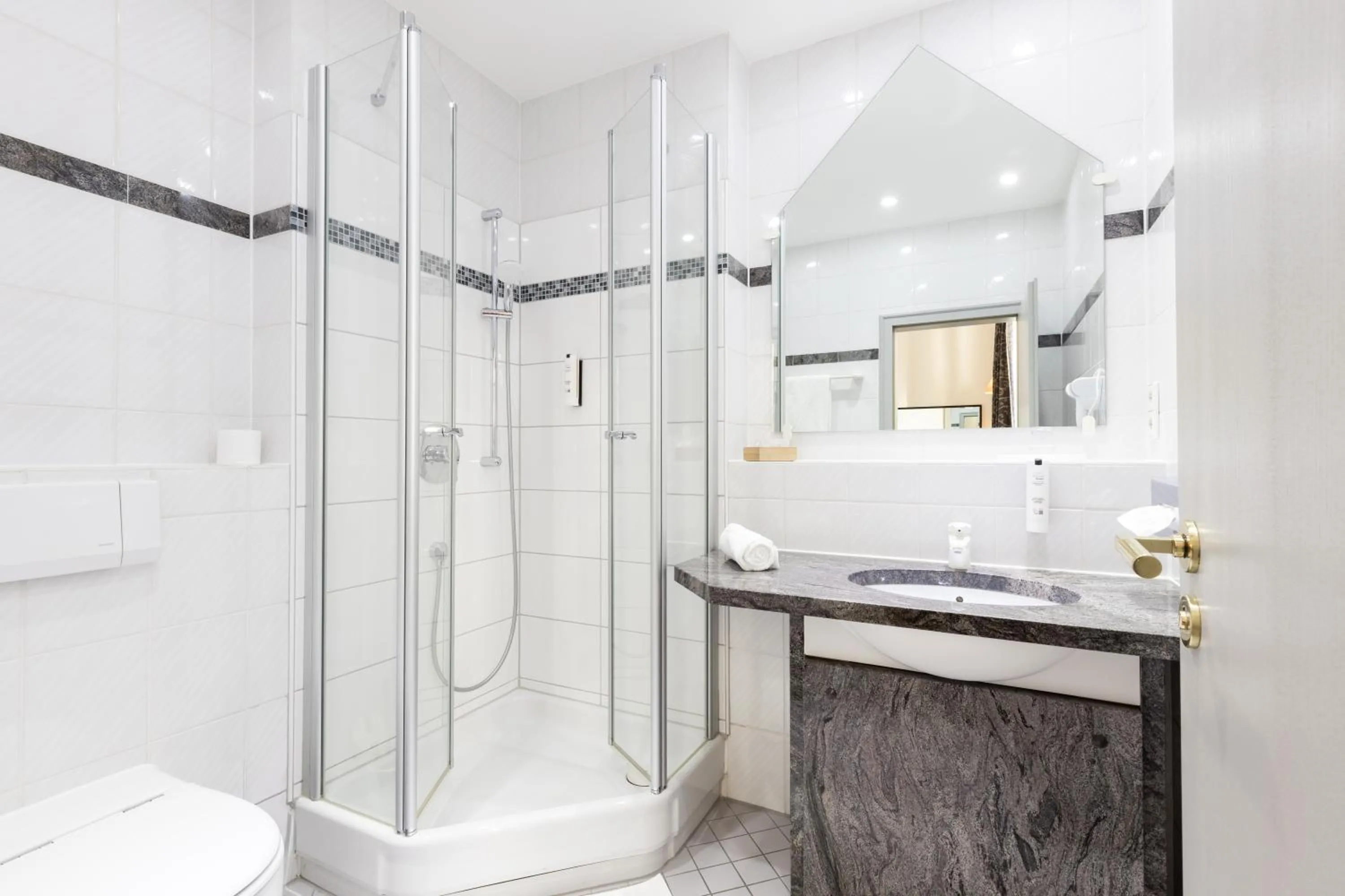 Bathroom in Eventlocation & Hotel Schloss Neuburg