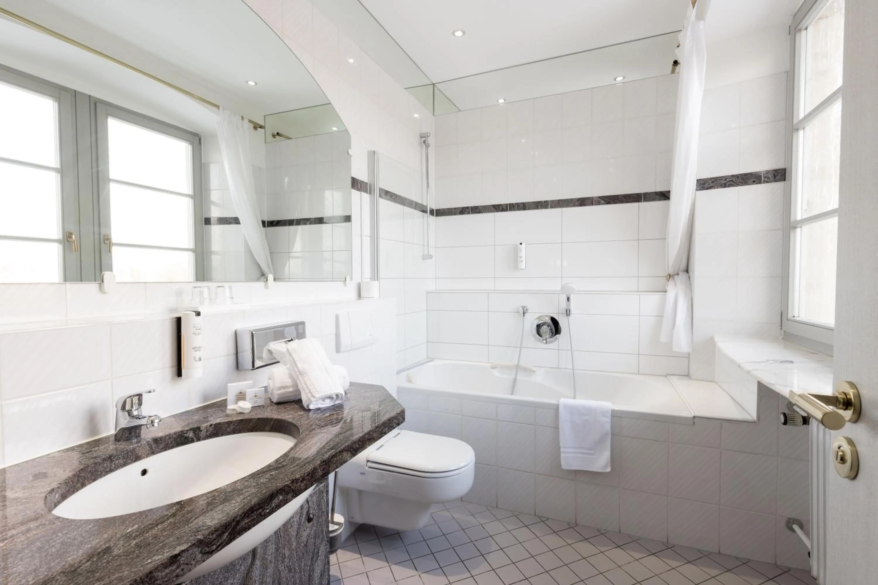 Bathroom in Eventlocation & Hotel Schloss Neuburg