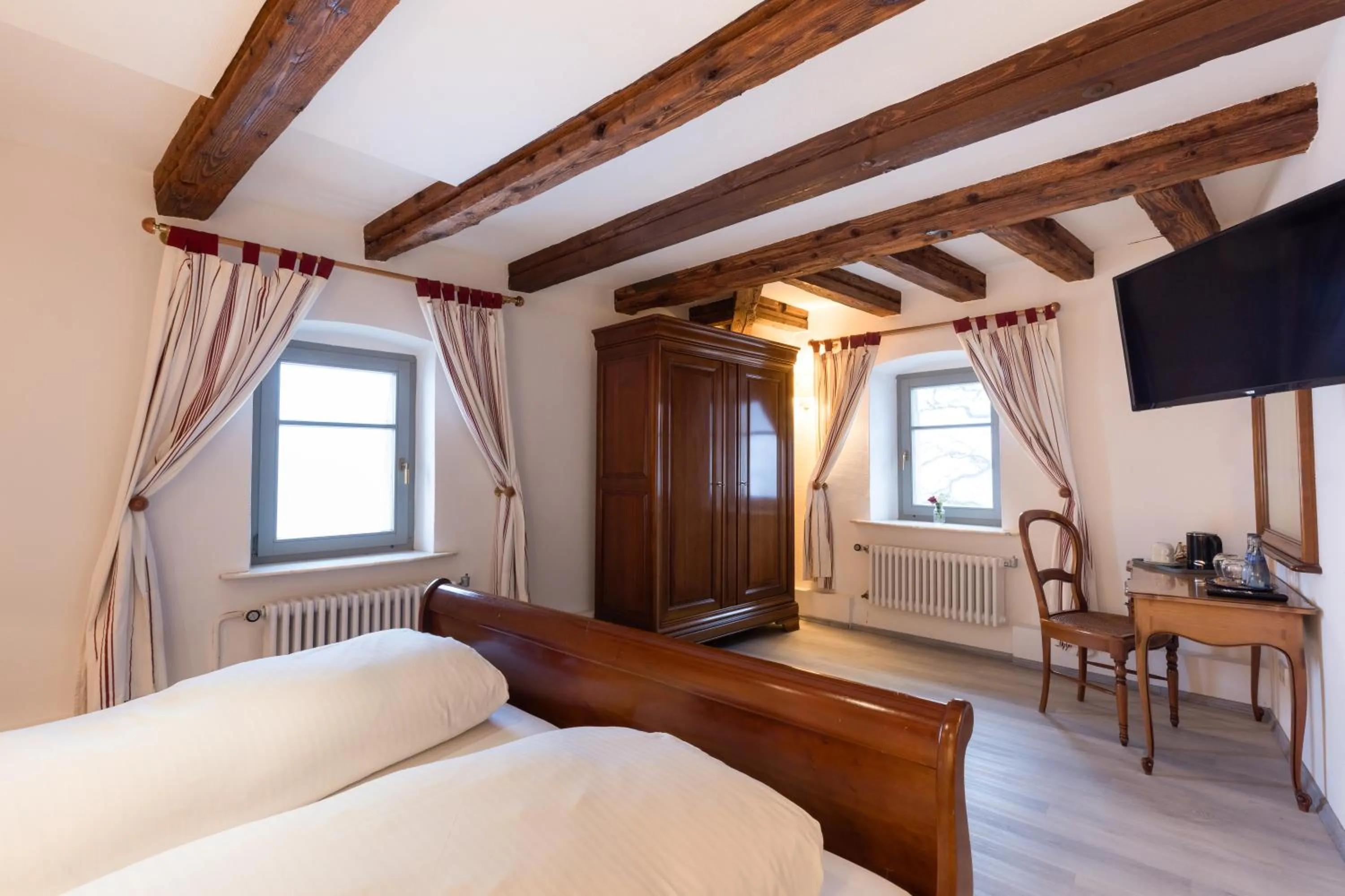 Photo of the whole room, Bed in Eventlocation & Hotel Schloss Neuburg