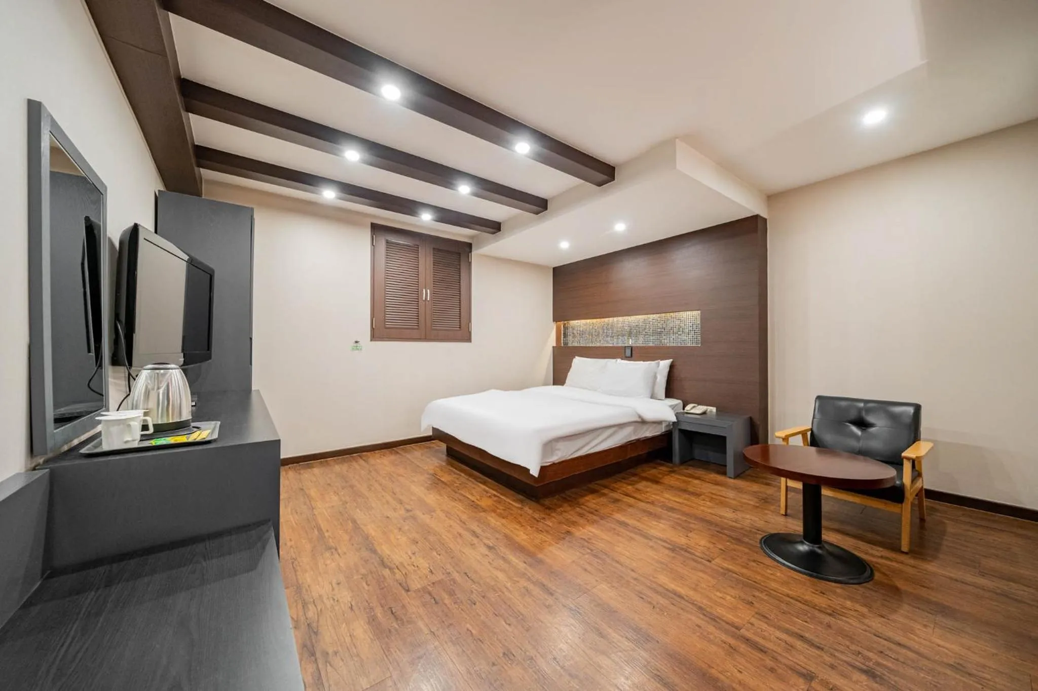 Photo of the whole room, Bed in incheon Airport Hotel June