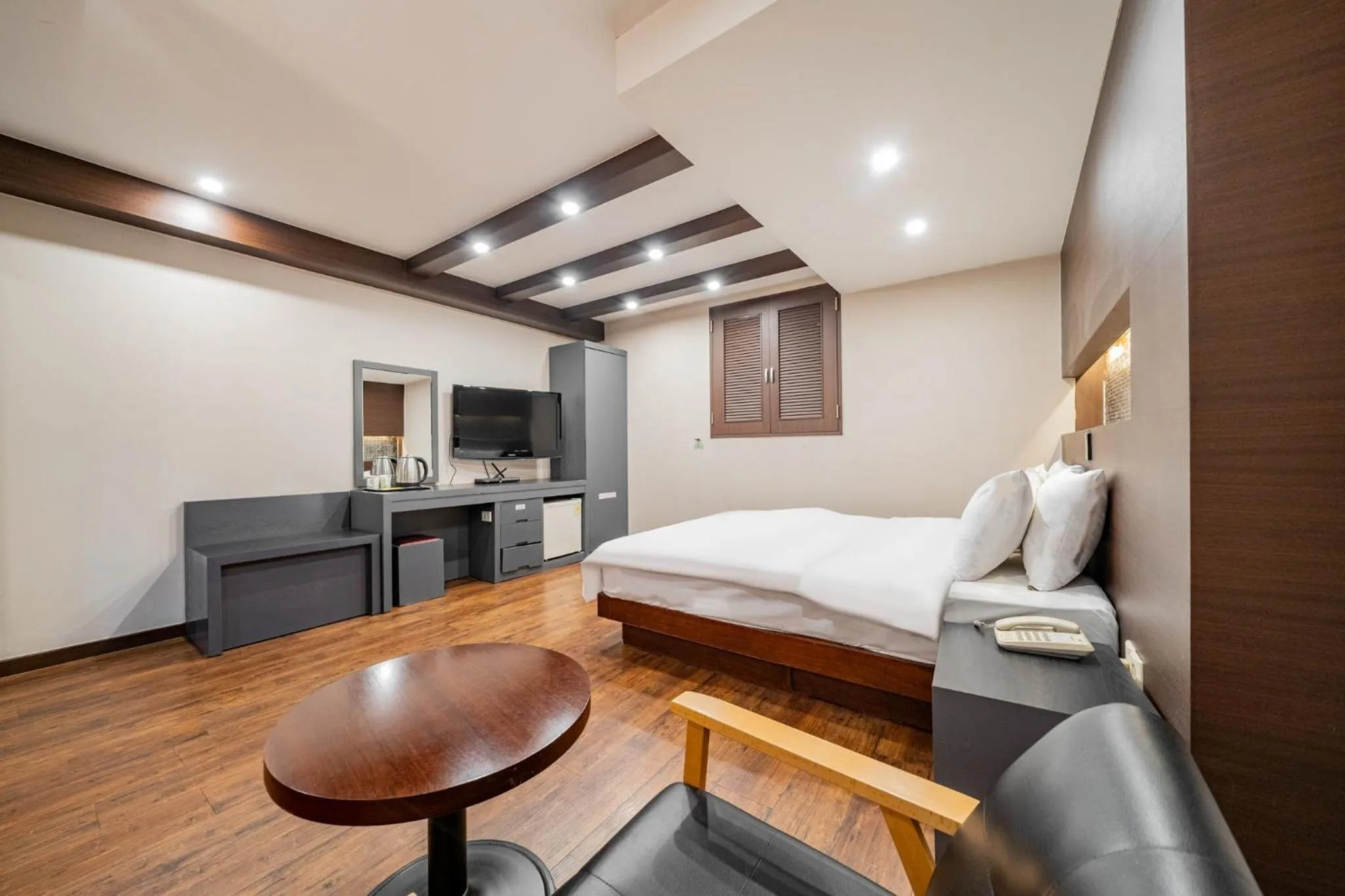 Photo of the whole room, Bed in incheon Airport Hotel June