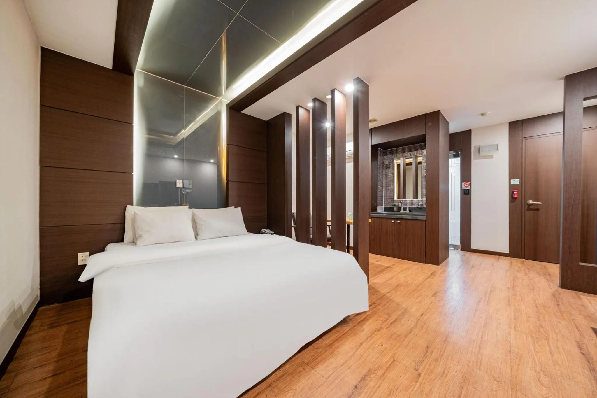 Photo of the whole room, Bed in incheon Airport Hotel June