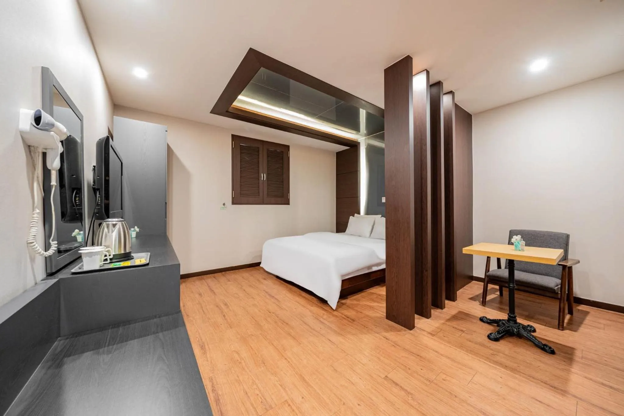 Photo of the whole room, Bed in incheon Airport Hotel June