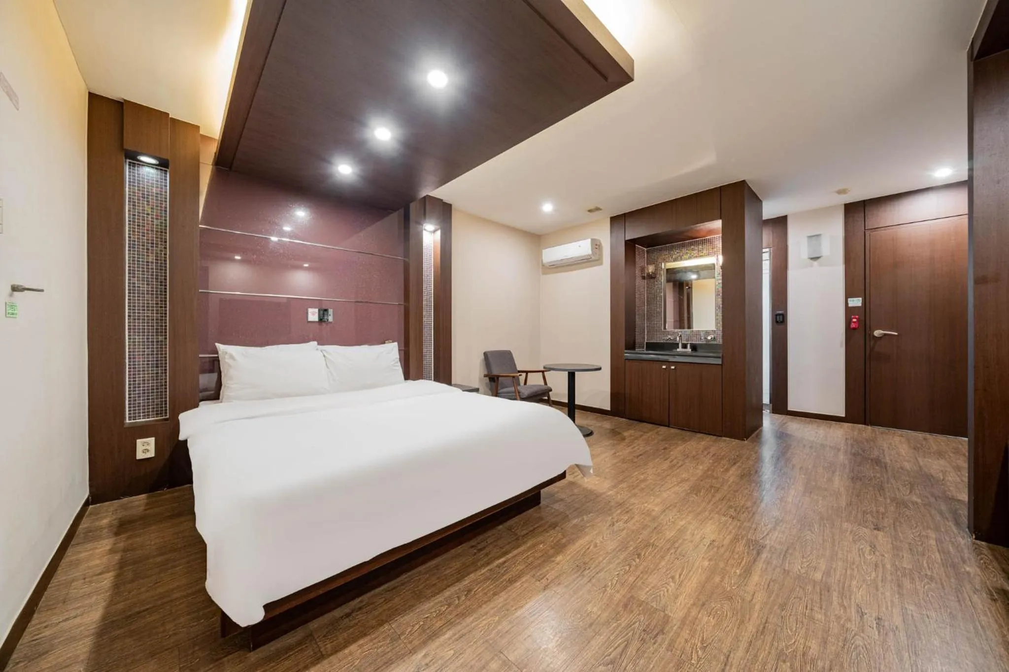 Photo of the whole room, Bed in incheon Airport Hotel June