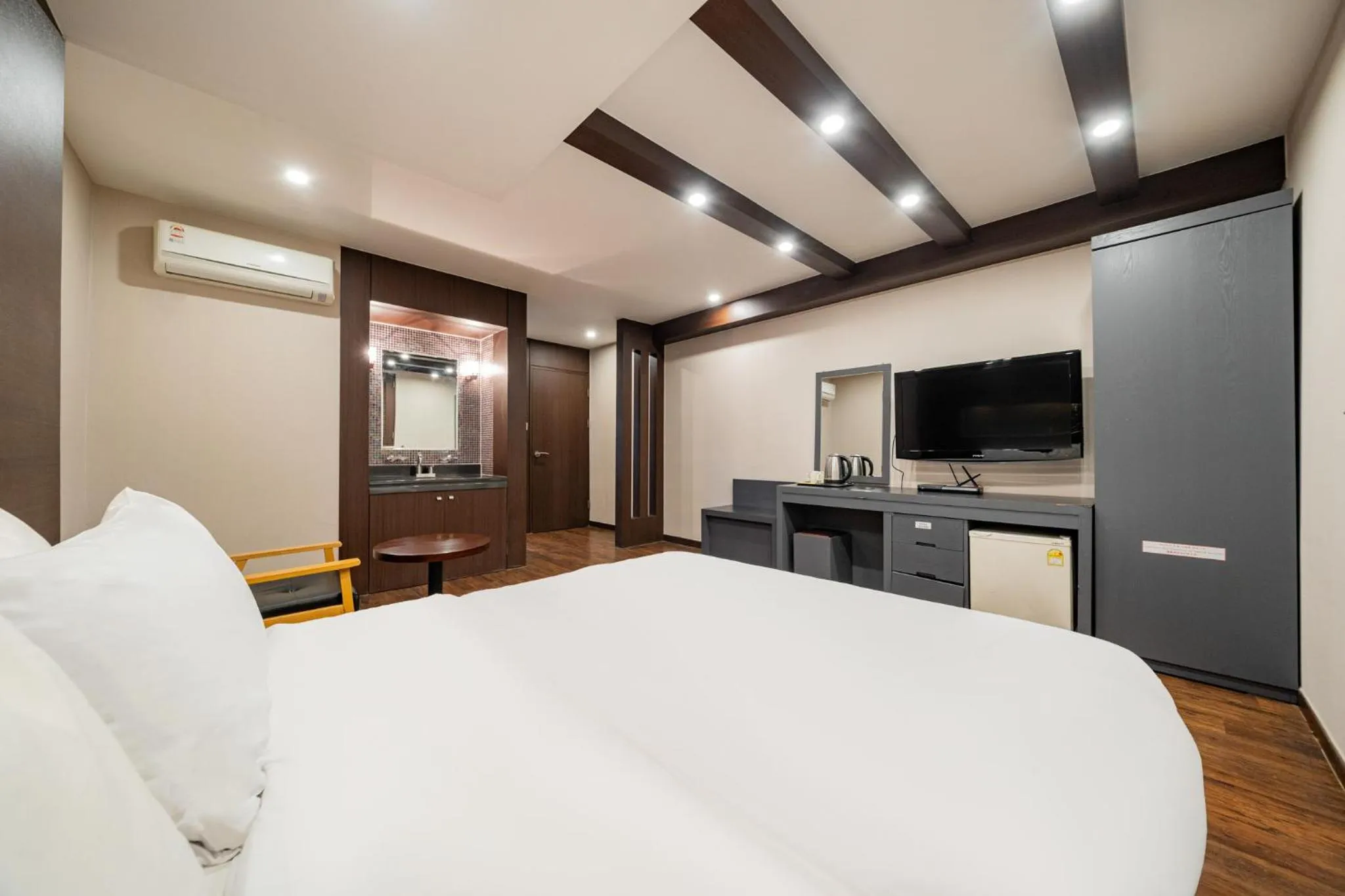 Photo of the whole room, Bed in incheon Airport Hotel June