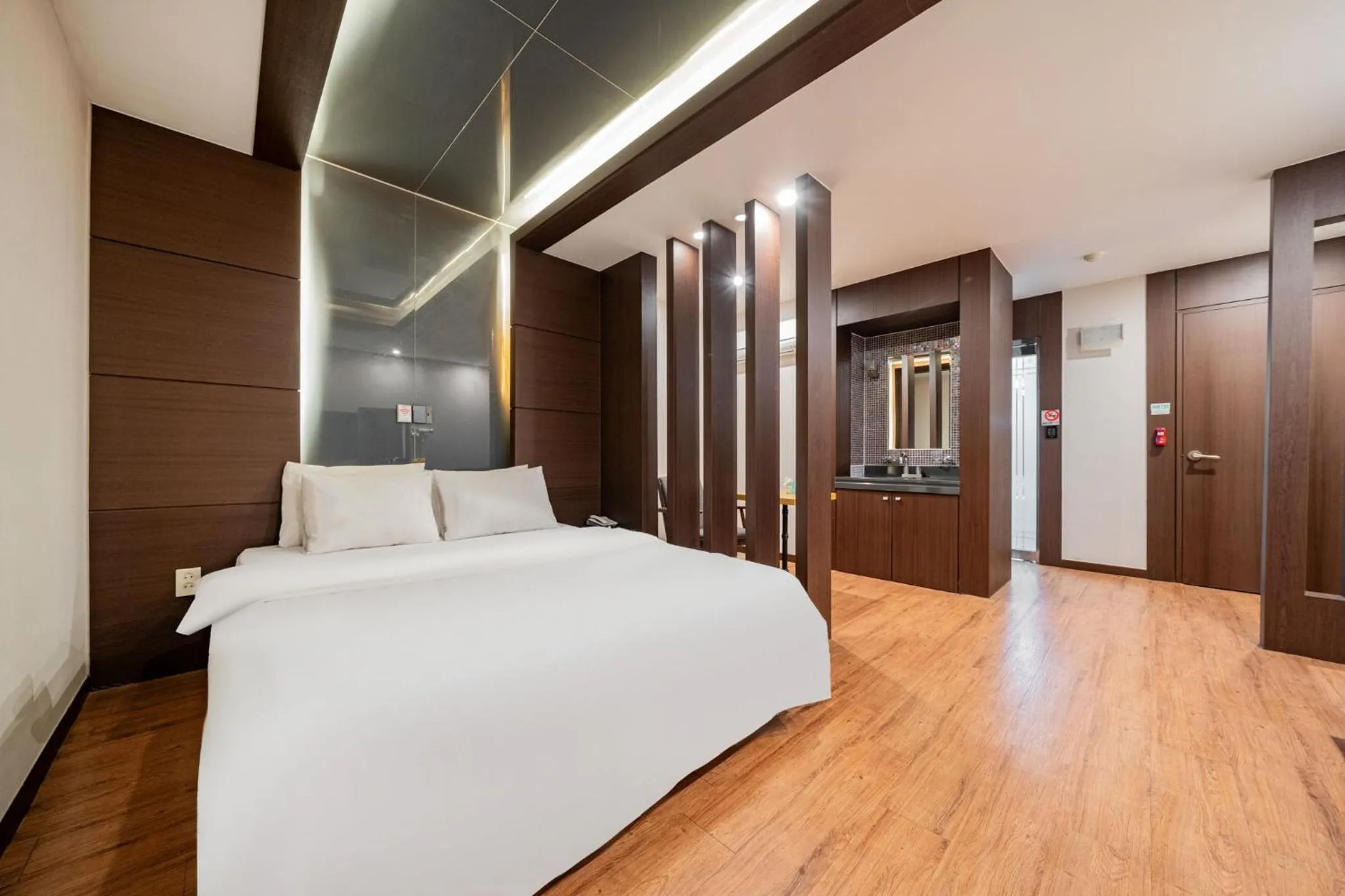 Photo of the whole room, Bed in incheon Airport Hotel June