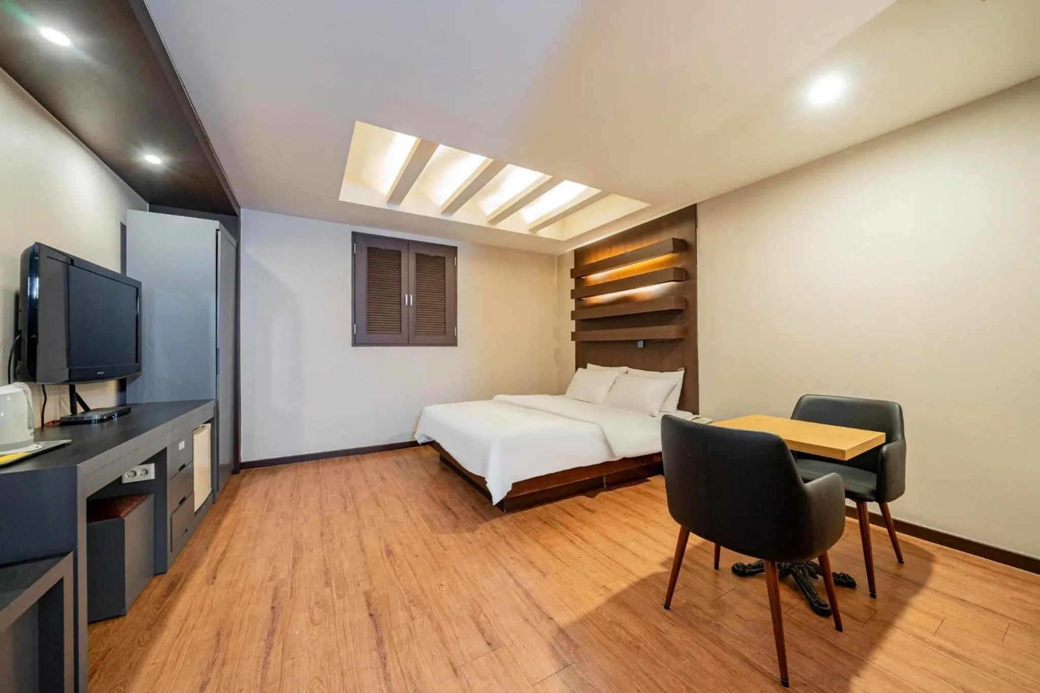 Photo of the whole room, Bed in incheon Airport Hotel June
