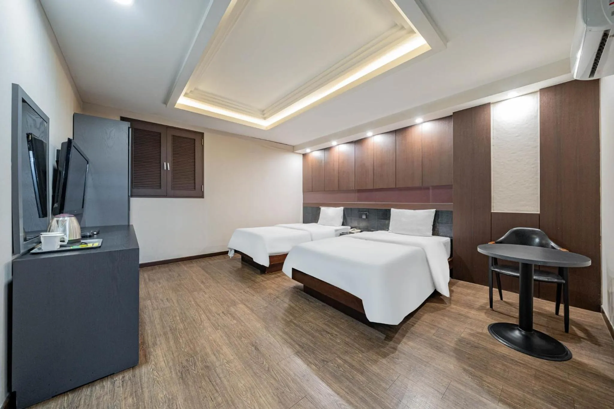 Photo of the whole room, Bed in incheon Airport Hotel June