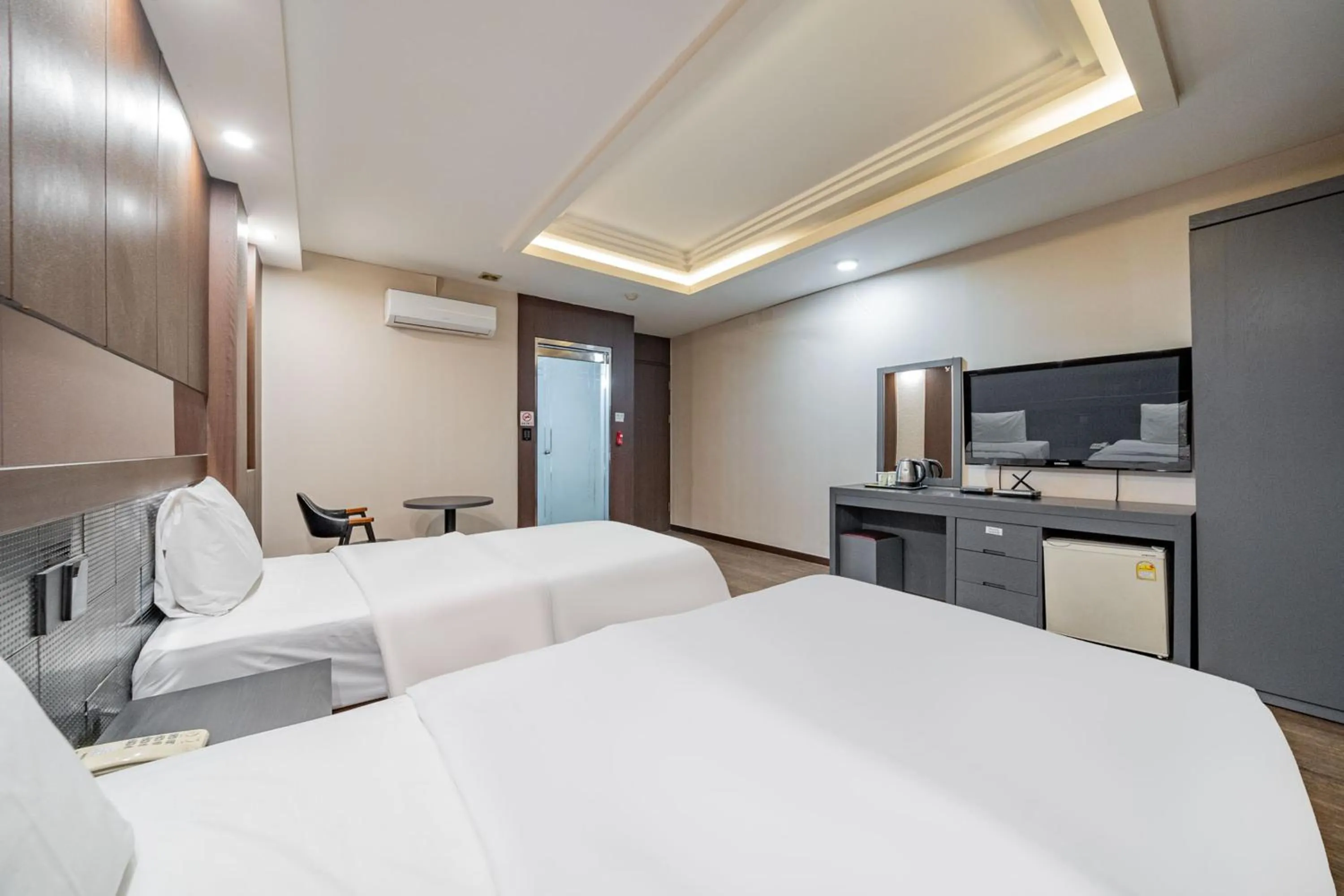 Bedroom, Bed in incheon Airport Hotel June