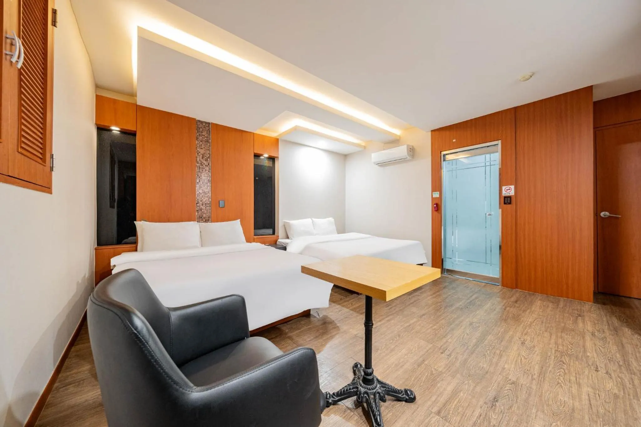 Photo of the whole room, Bed in incheon Airport Hotel June