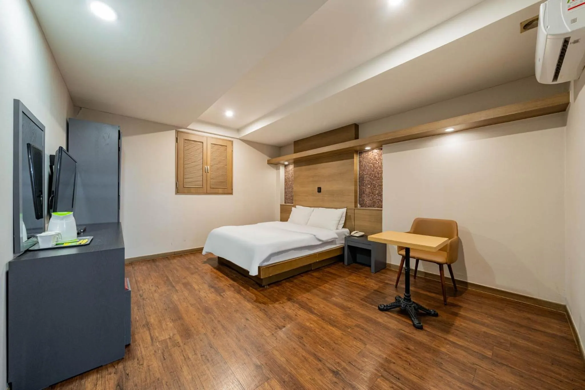 Photo of the whole room, Bed in incheon Airport Hotel June