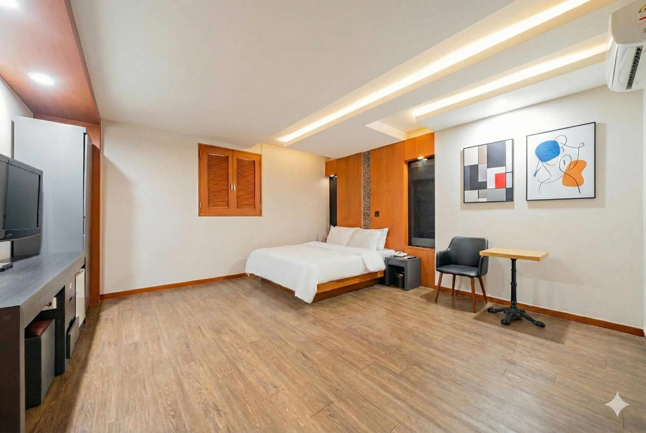 Photo of the whole room, Bed in incheon Airport Hotel June