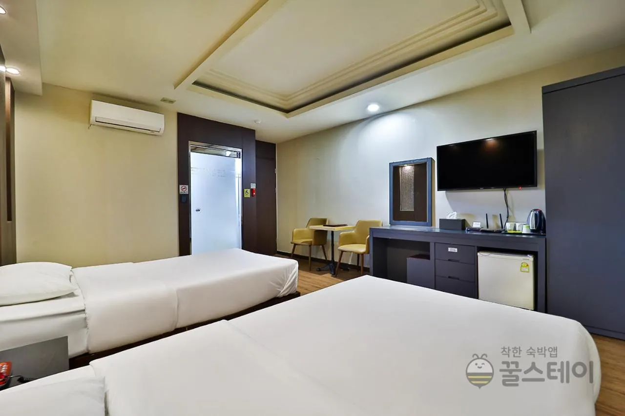 Twin Room in incheon Airport Hotel June