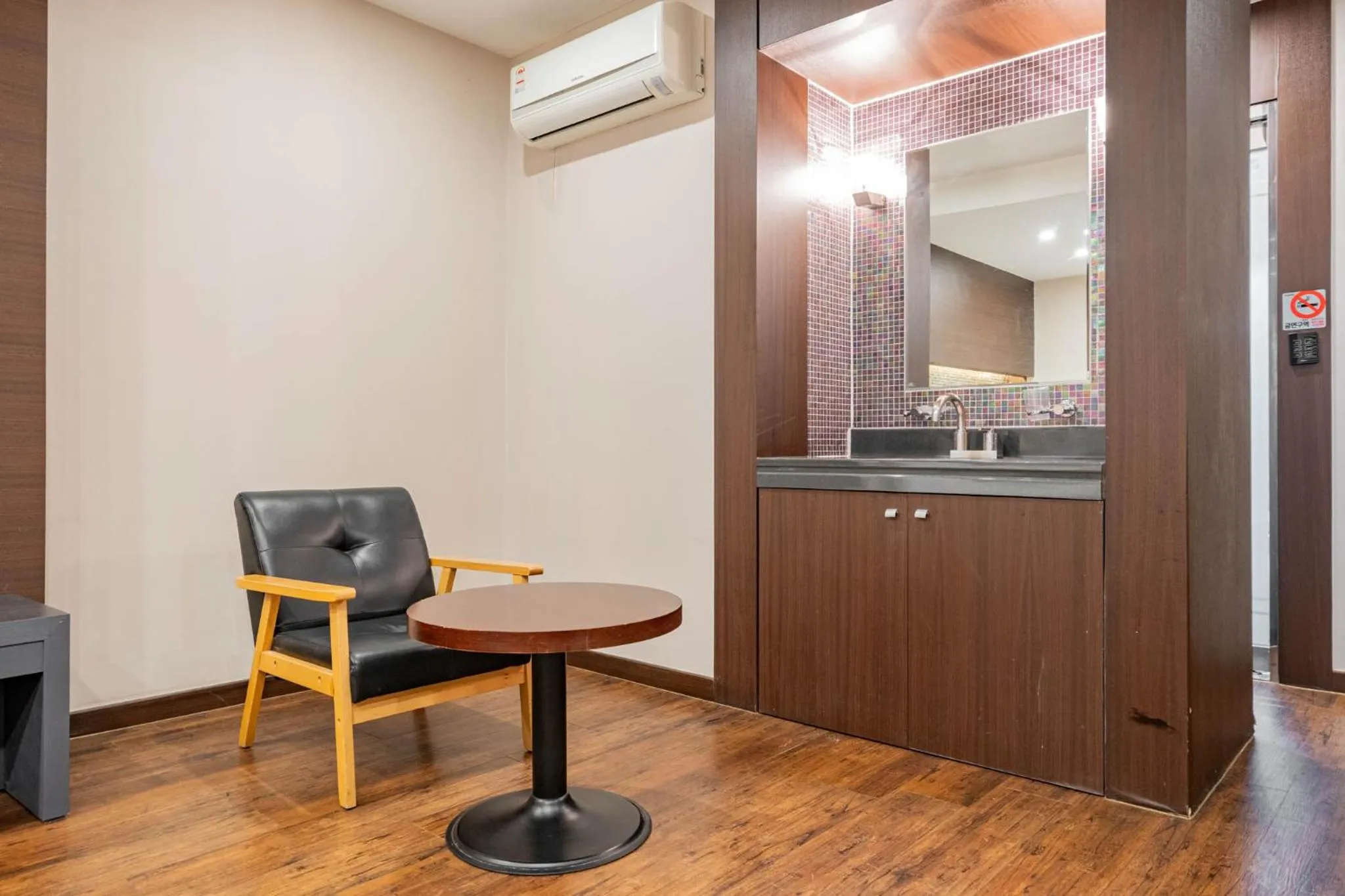 Kitchen or kitchenette in incheon Airport Hotel June