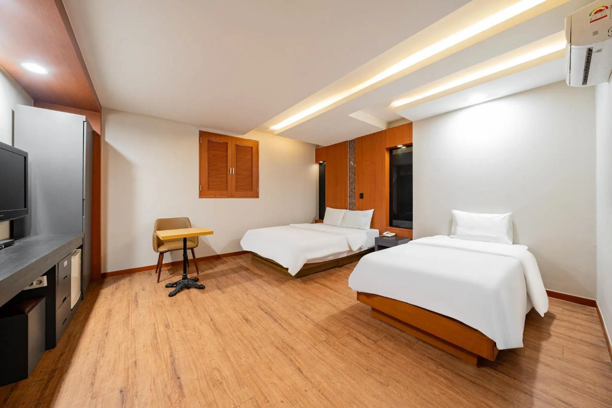 Photo of the whole room, Bed in incheon Airport Hotel June