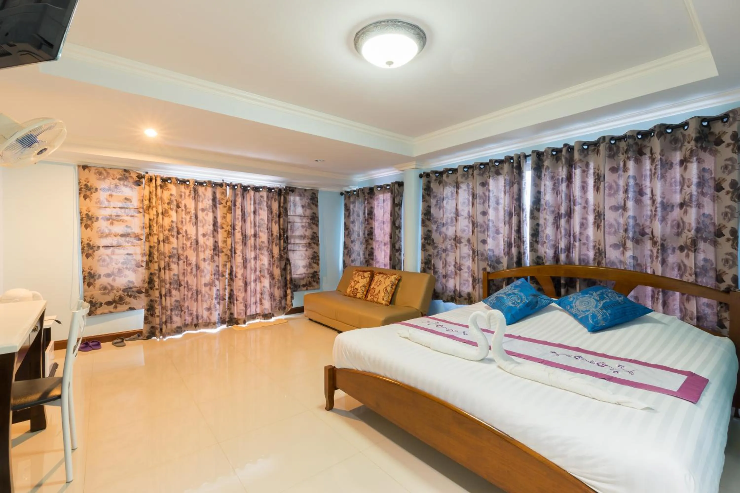 Bed in Mhork Buri Resort