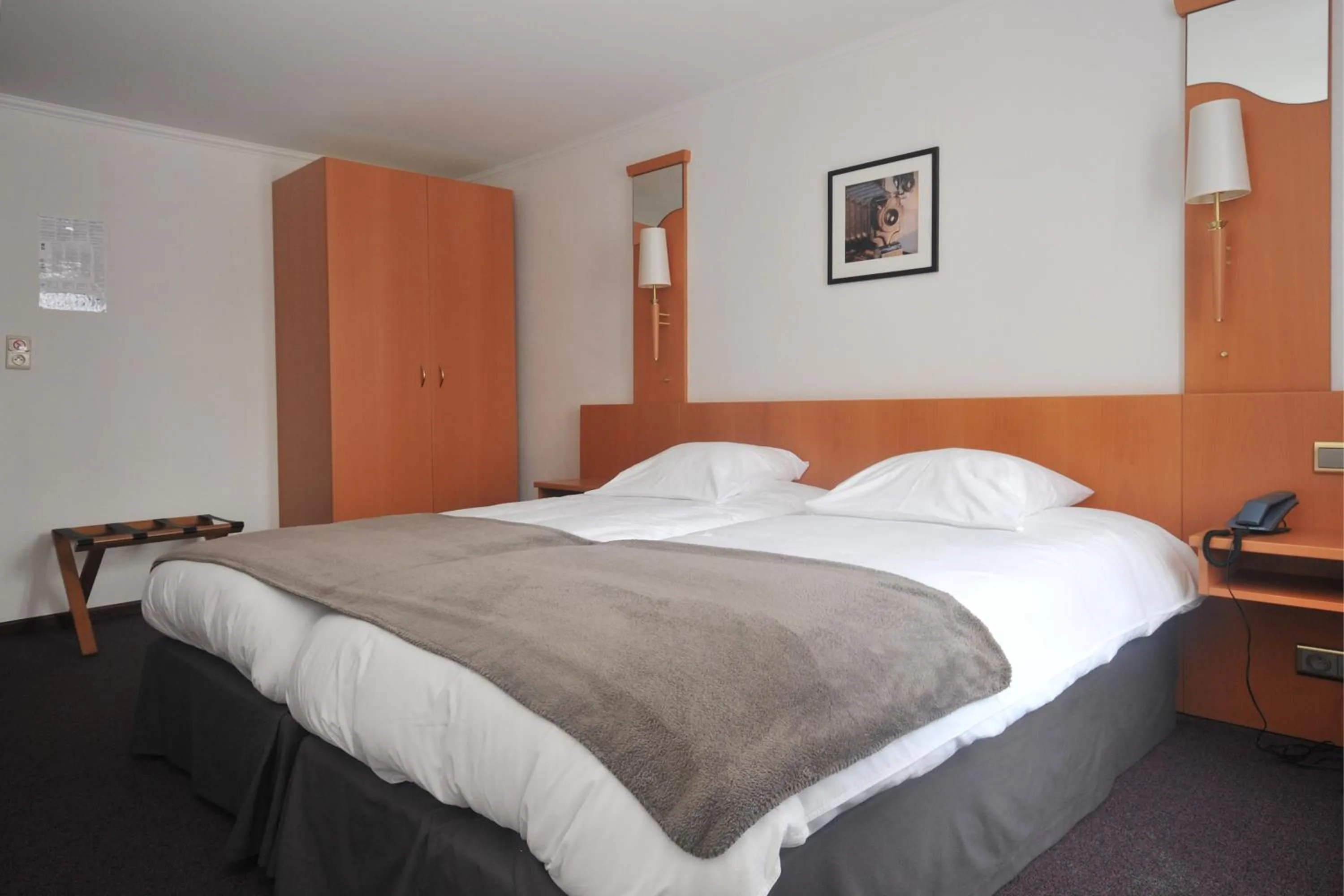 Bed in Hôtel du Perron