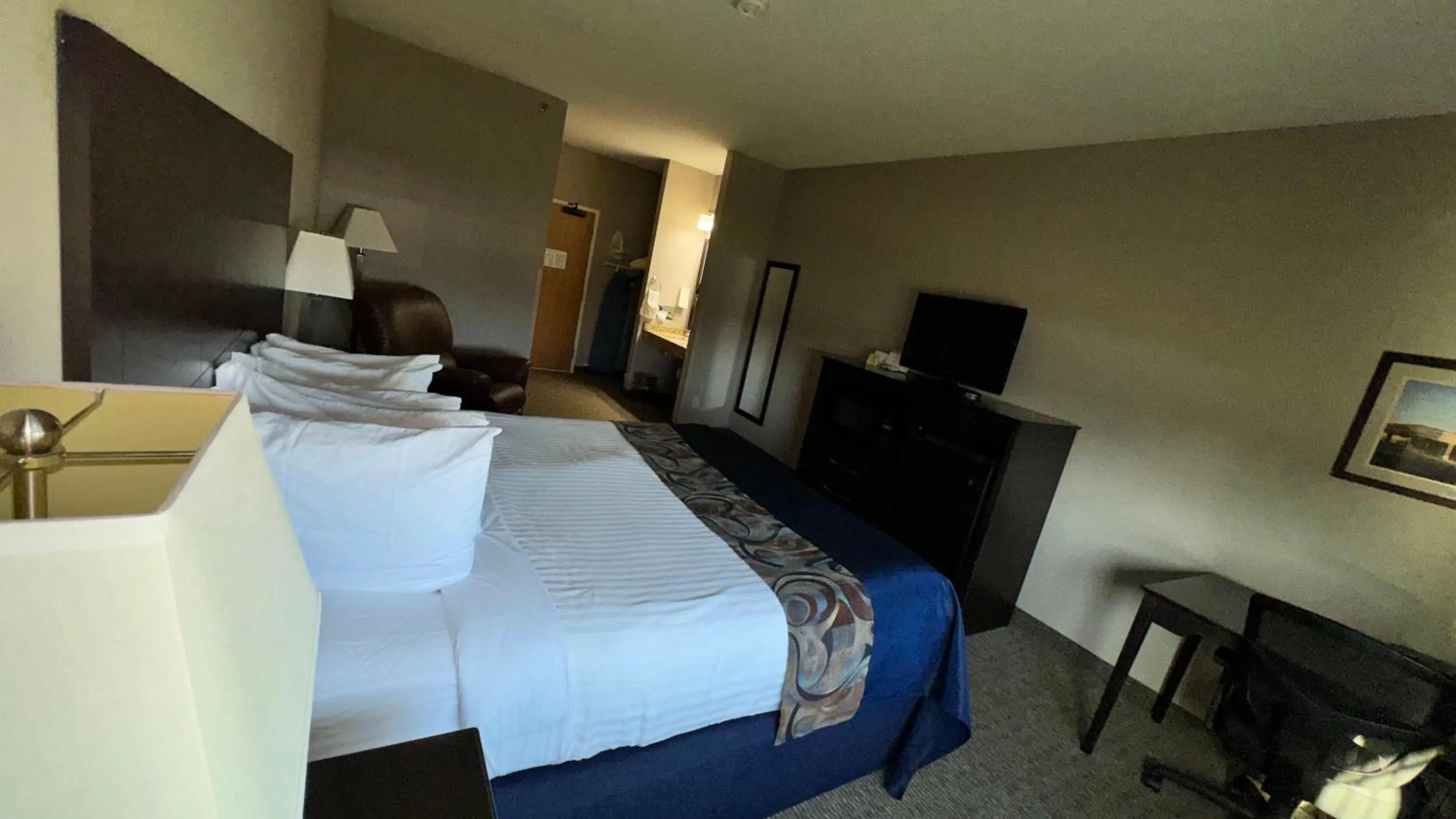 Bed in Garner INN & Suites