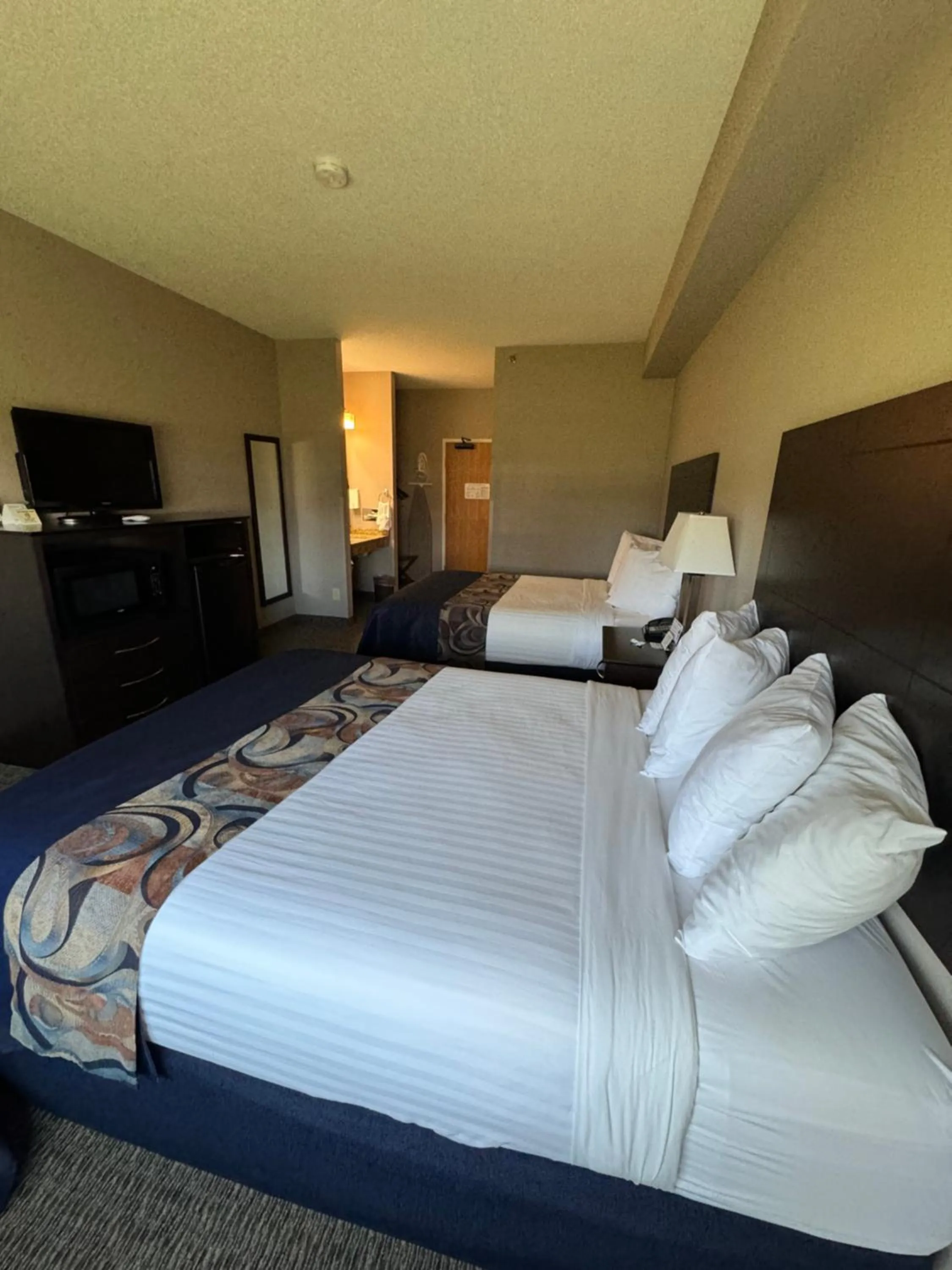 Bed in Garner INN & Suites