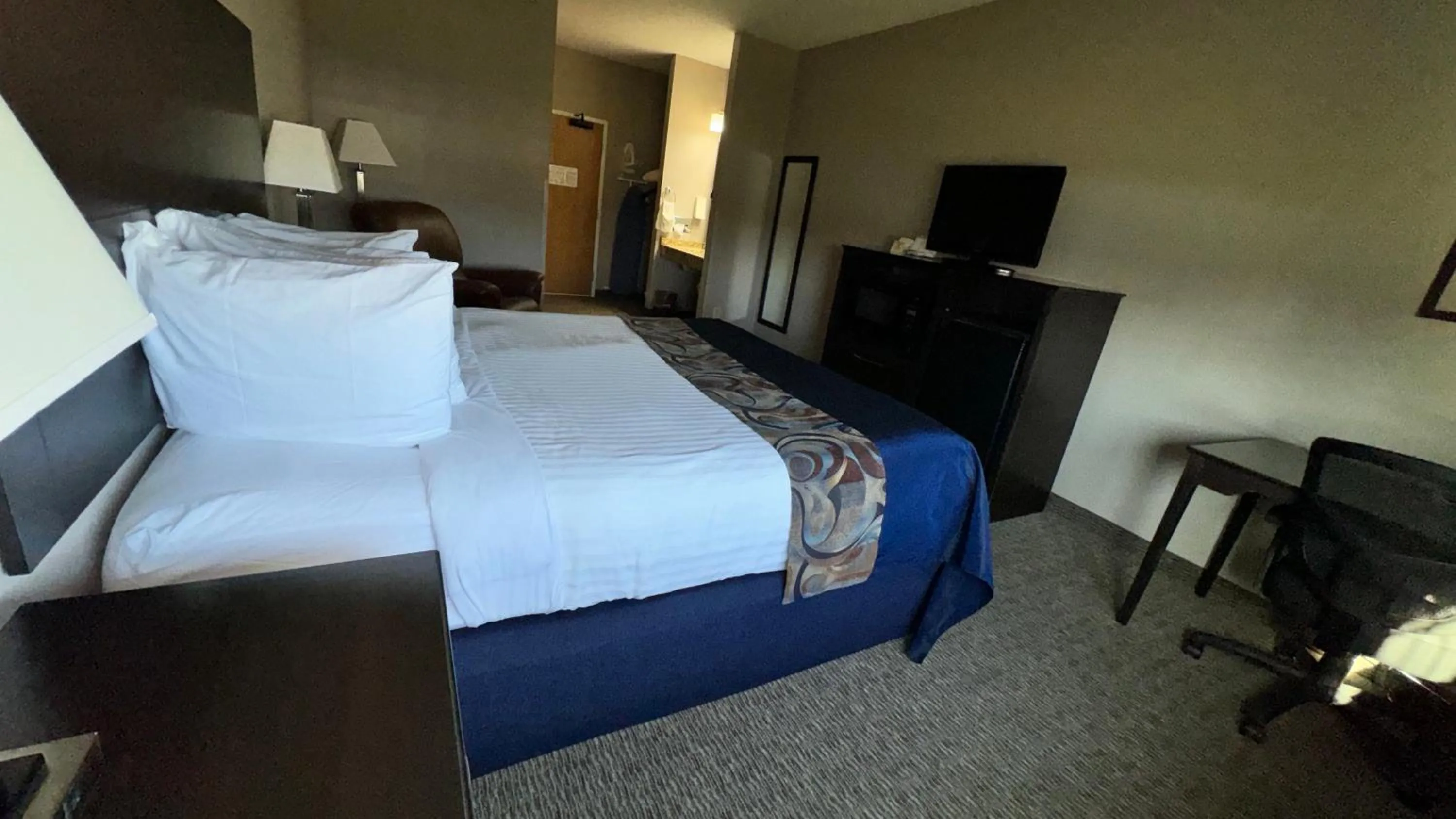 Bed in Garner INN & Suites