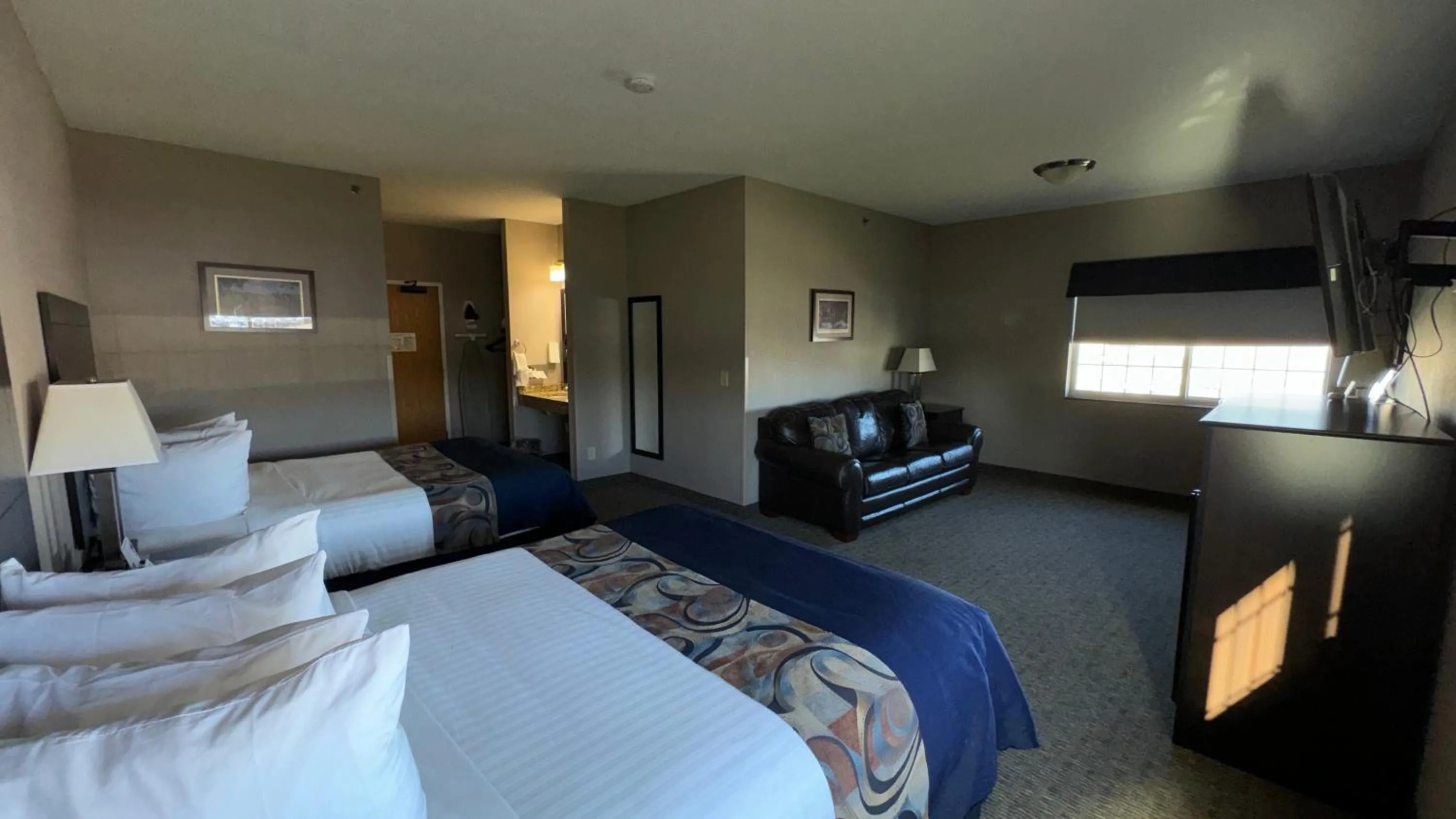 Bed in Garner INN & Suites