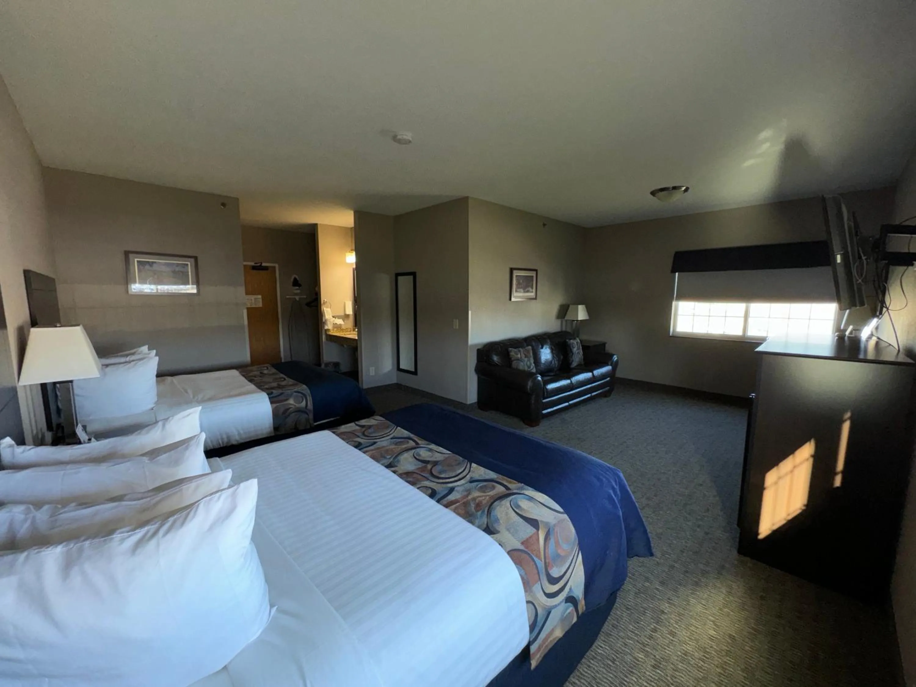 Bed in Garner INN & Suites