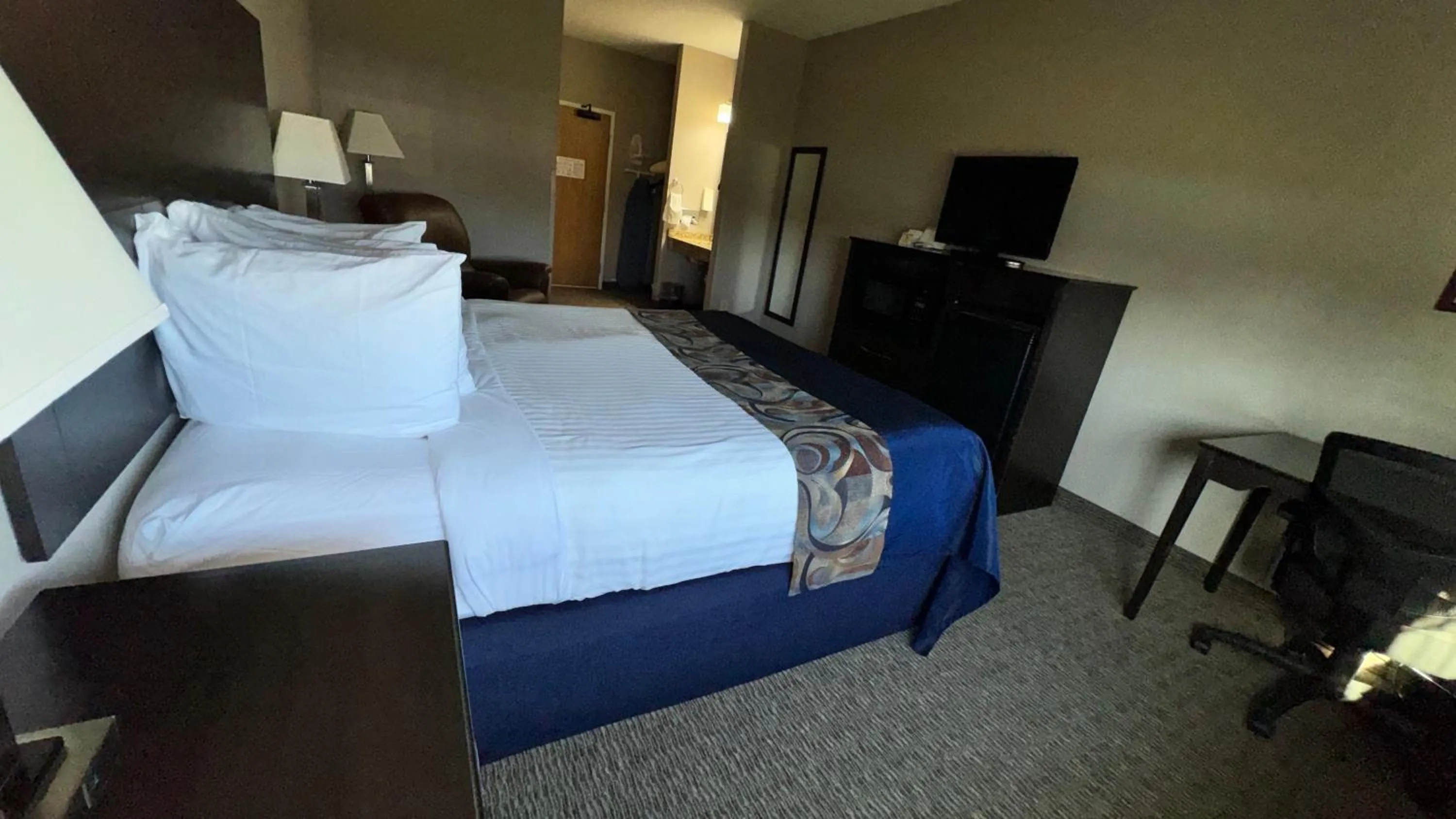 Bed in Garner INN & Suites