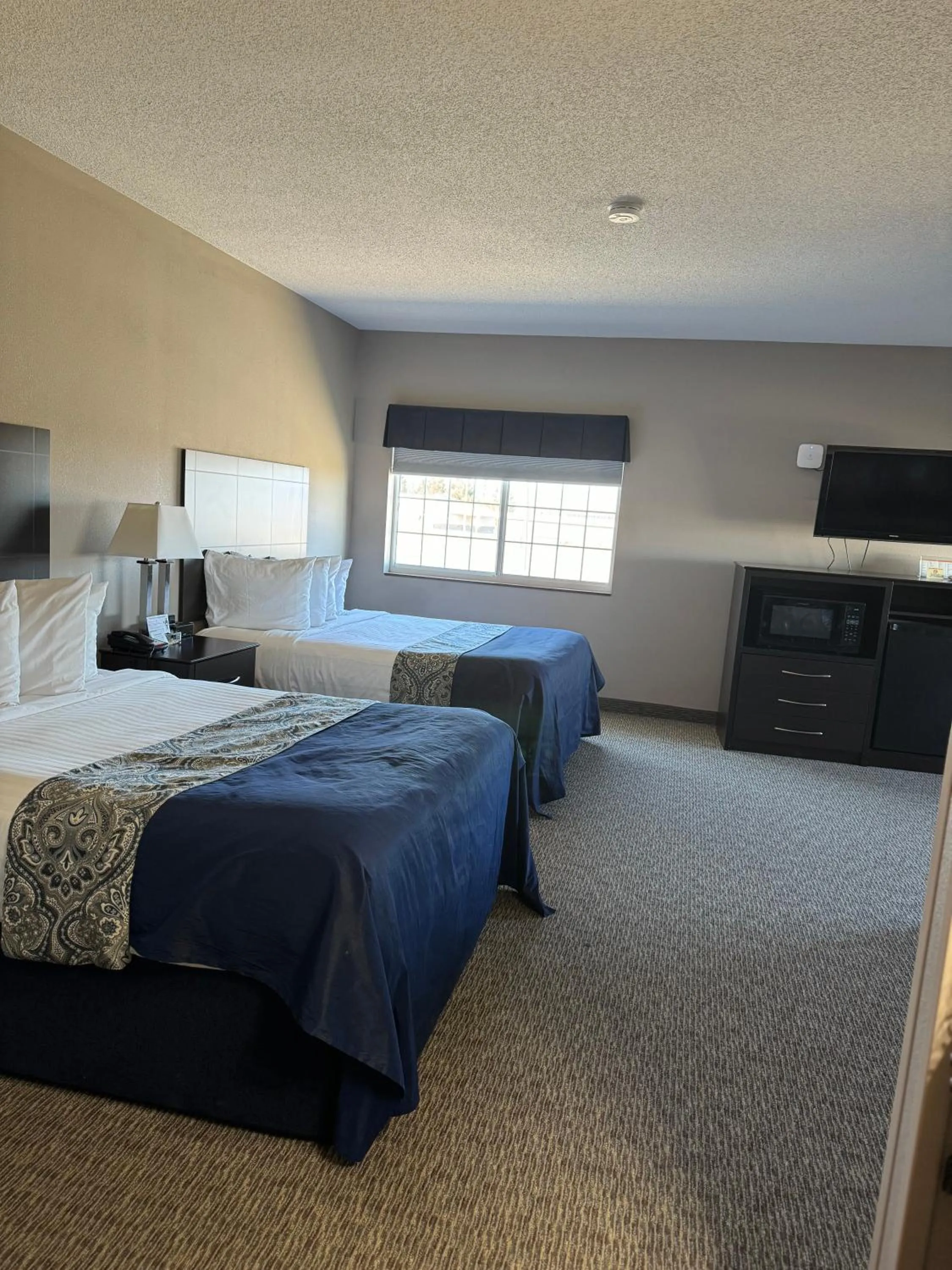 Bed in Garner INN & Suites