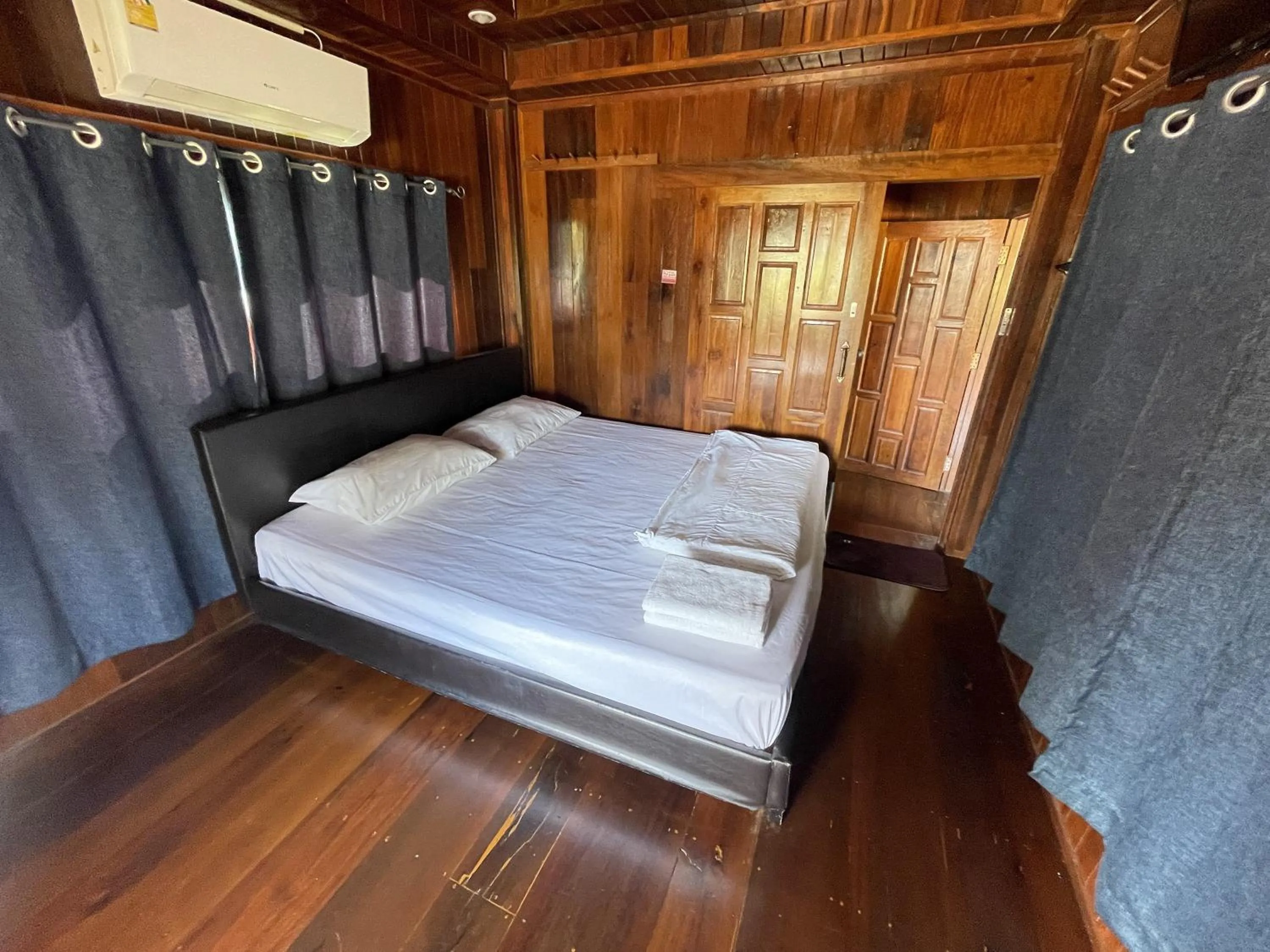 Photo of the whole room, Bed in Oh Taley Resort