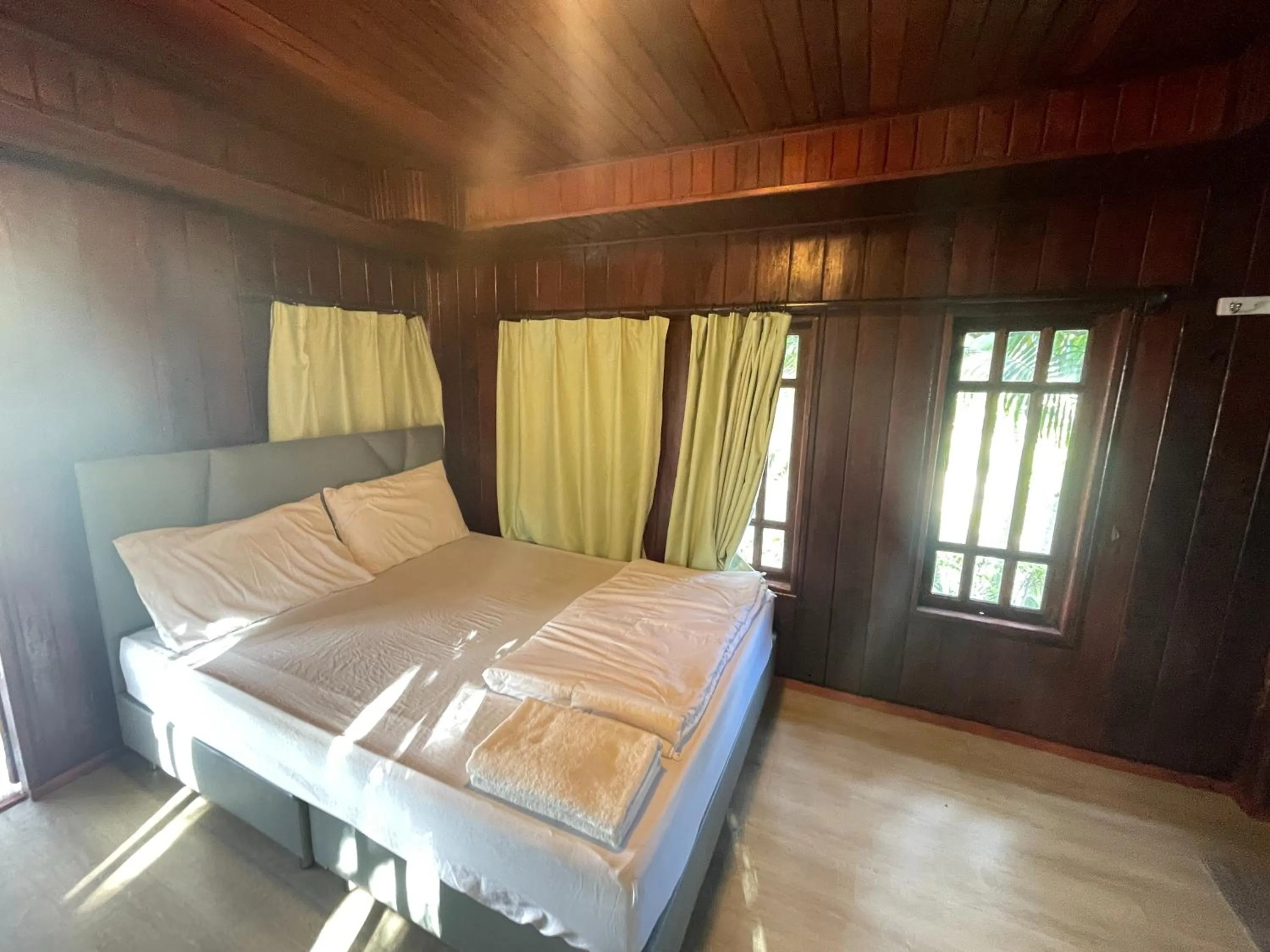 Bedroom, Bed in Oh Taley Resort