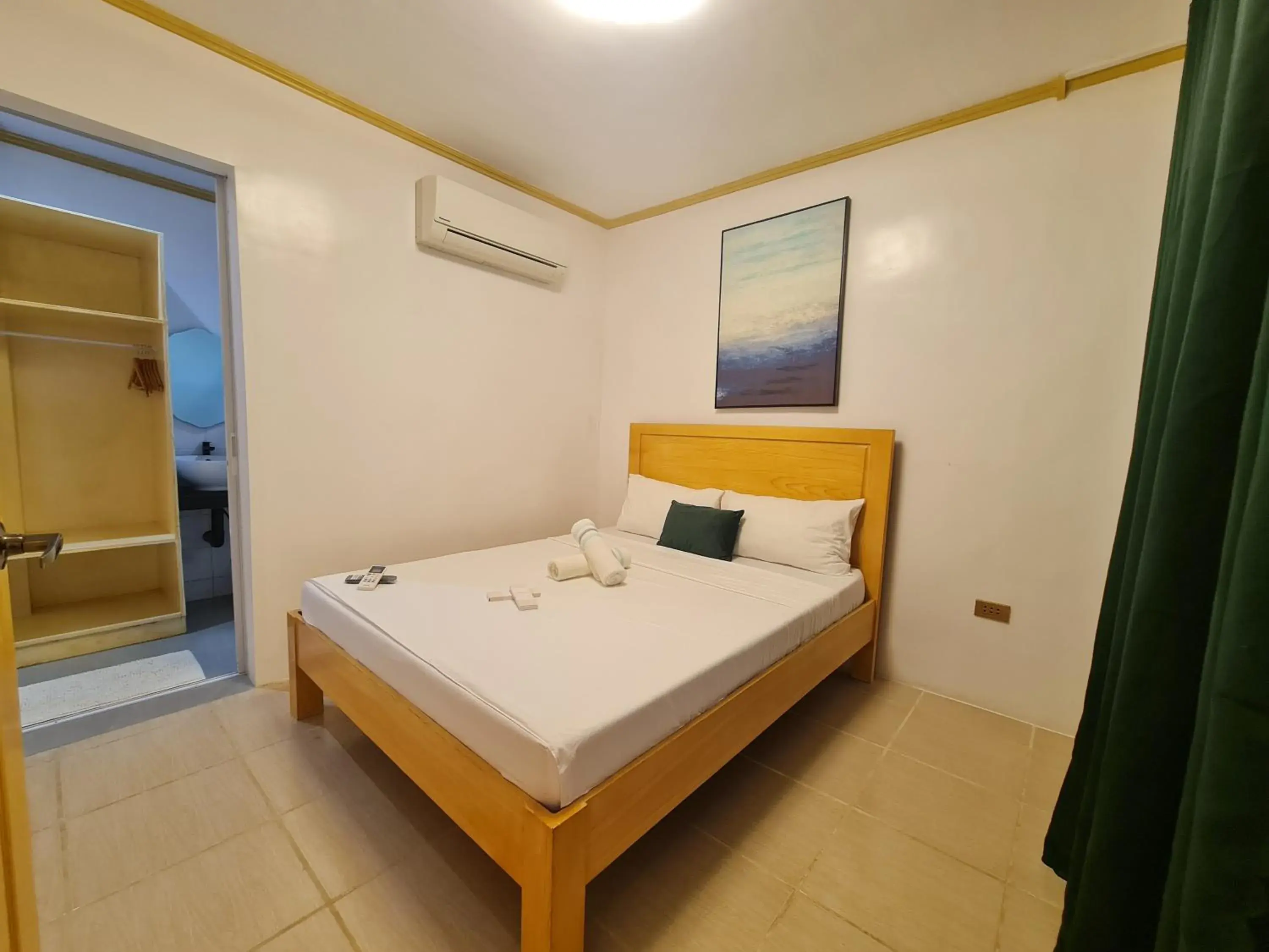 Standard Queen Room in Hotel Pressie by SMS Hospitality Standard Queen Room in Hotel Pressie by SMS Hospitality