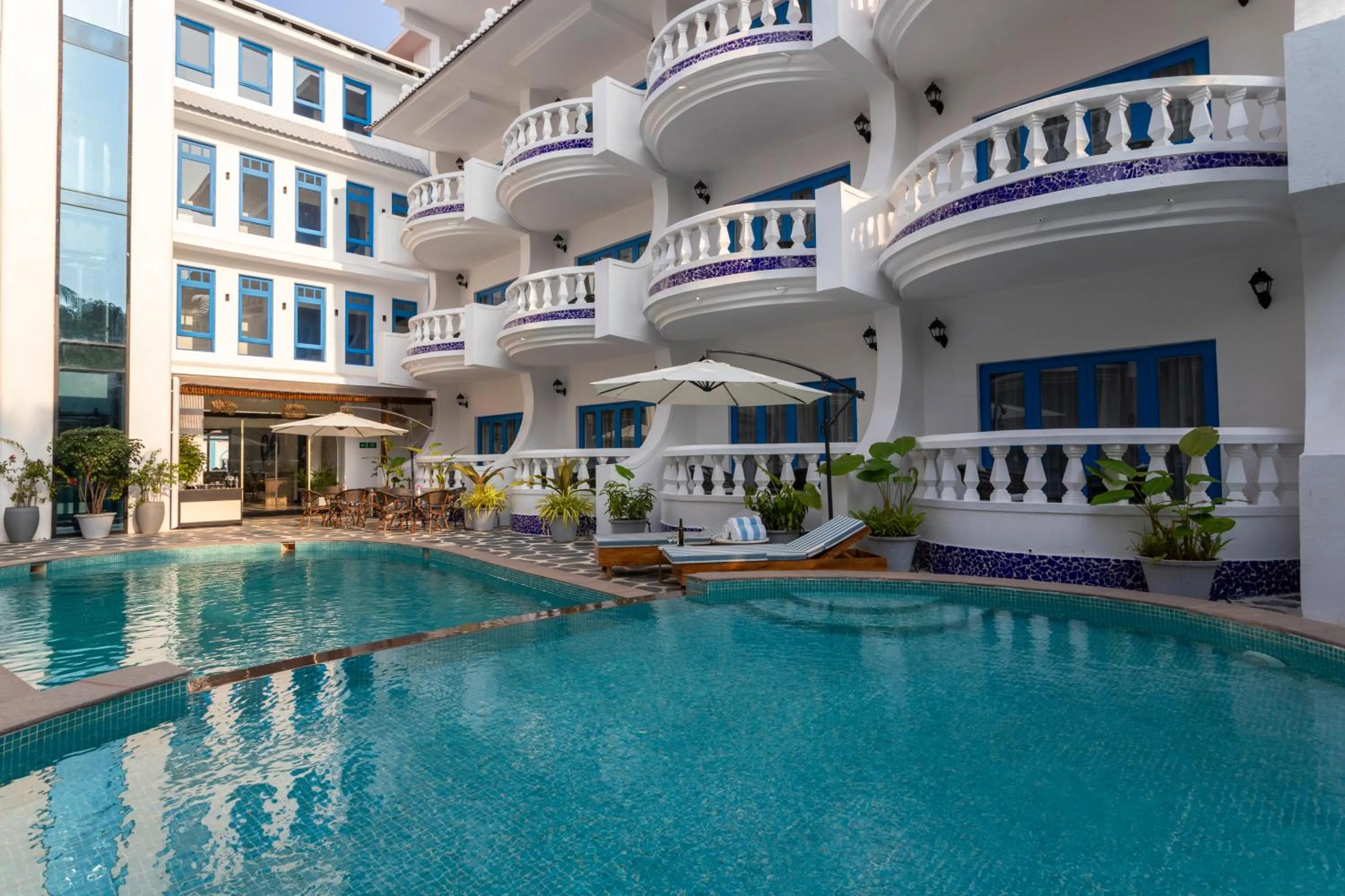 Swimming pool in Azalea by Stone Wood Premier