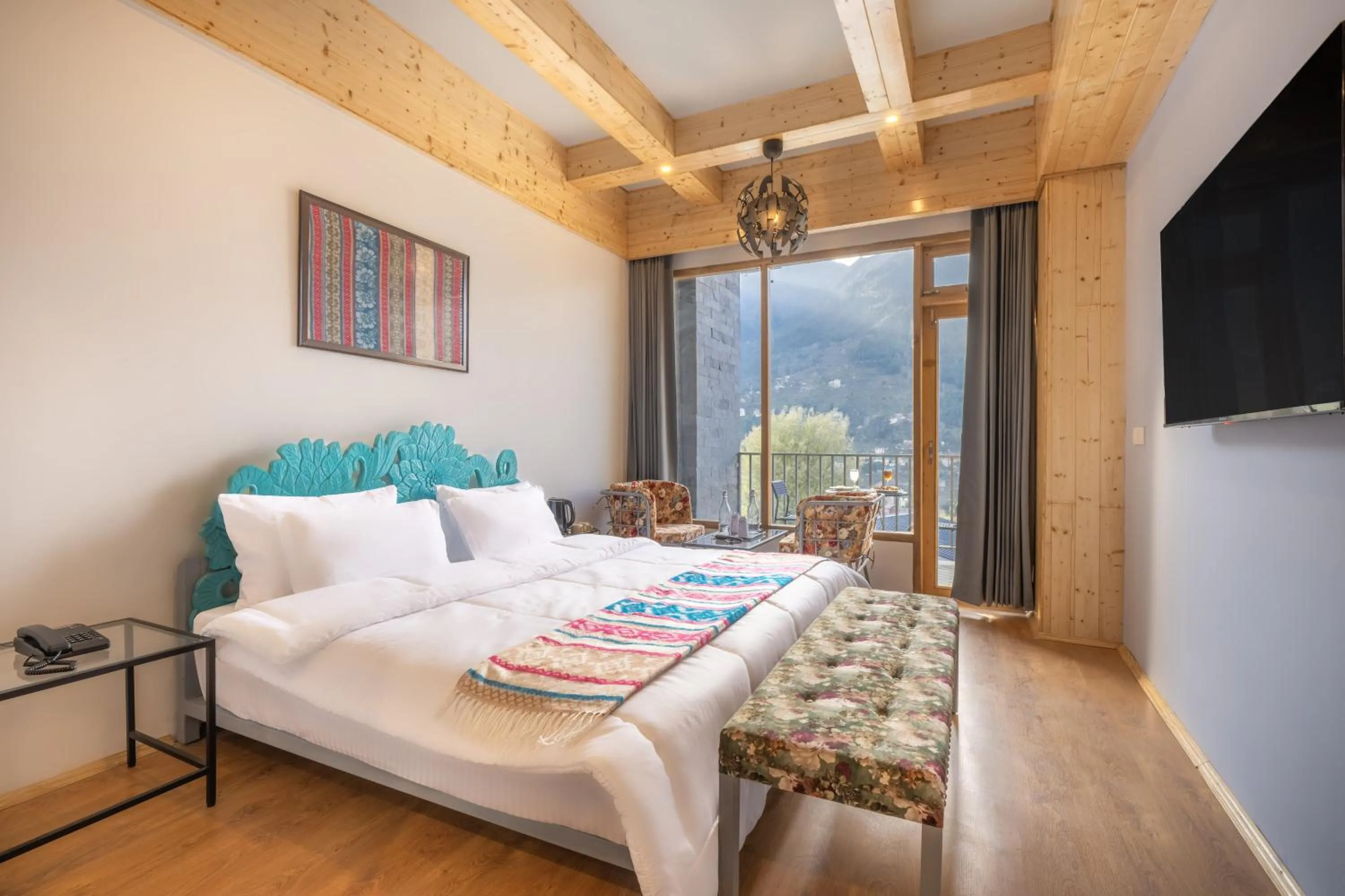 Bed in Echor Himalayan Heights Luxe Resort & Spa, Manali