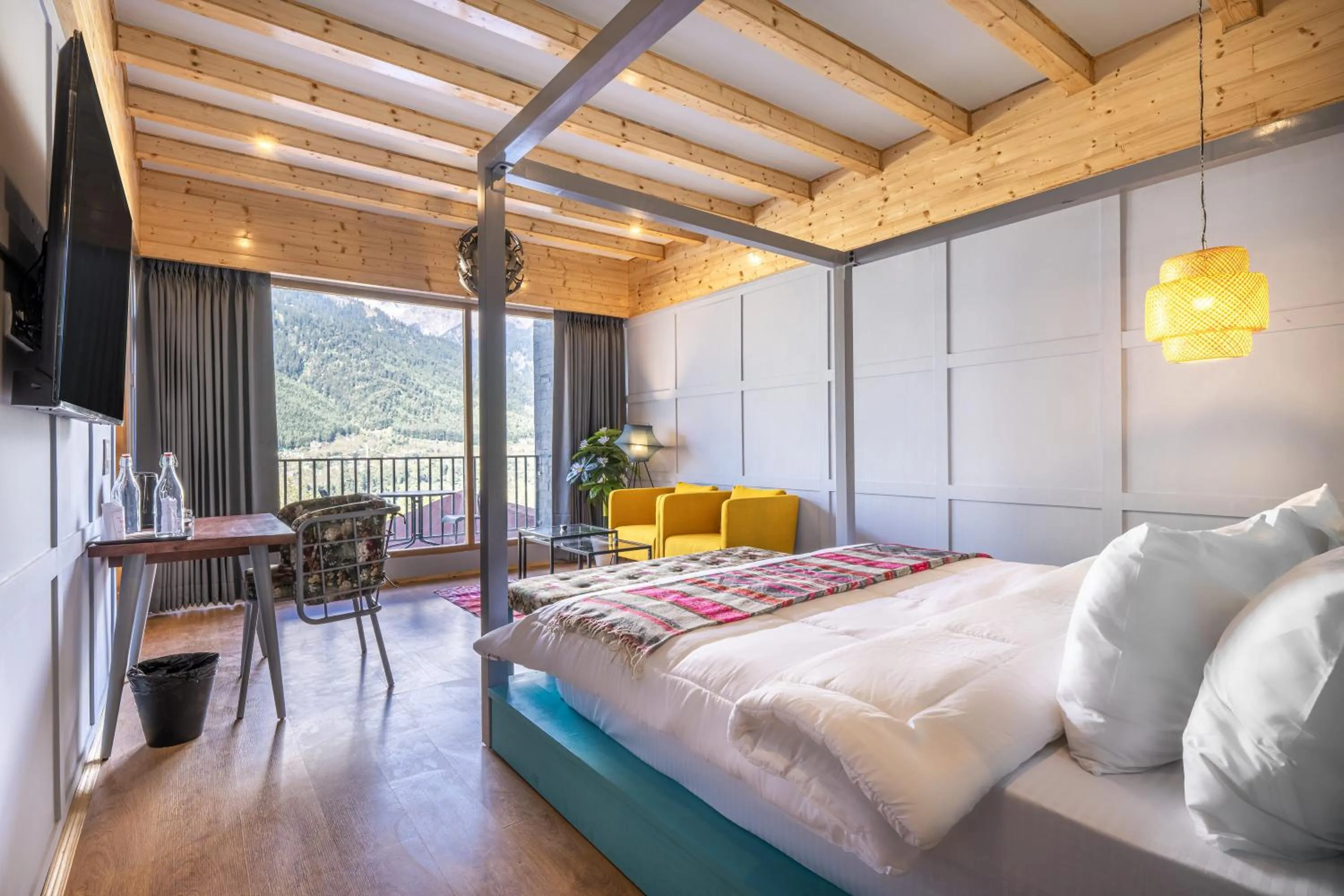 Bed in Echor Himalayan Heights Luxe Resort & Spa, Manali