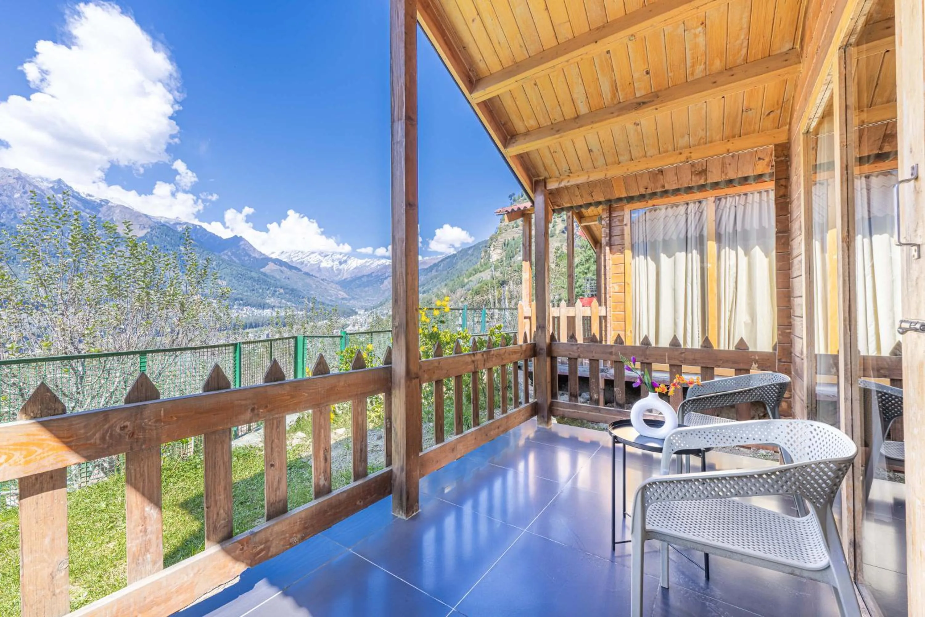 Patio in Echor Himalayan Heights Luxe Resort & Spa, Manali
