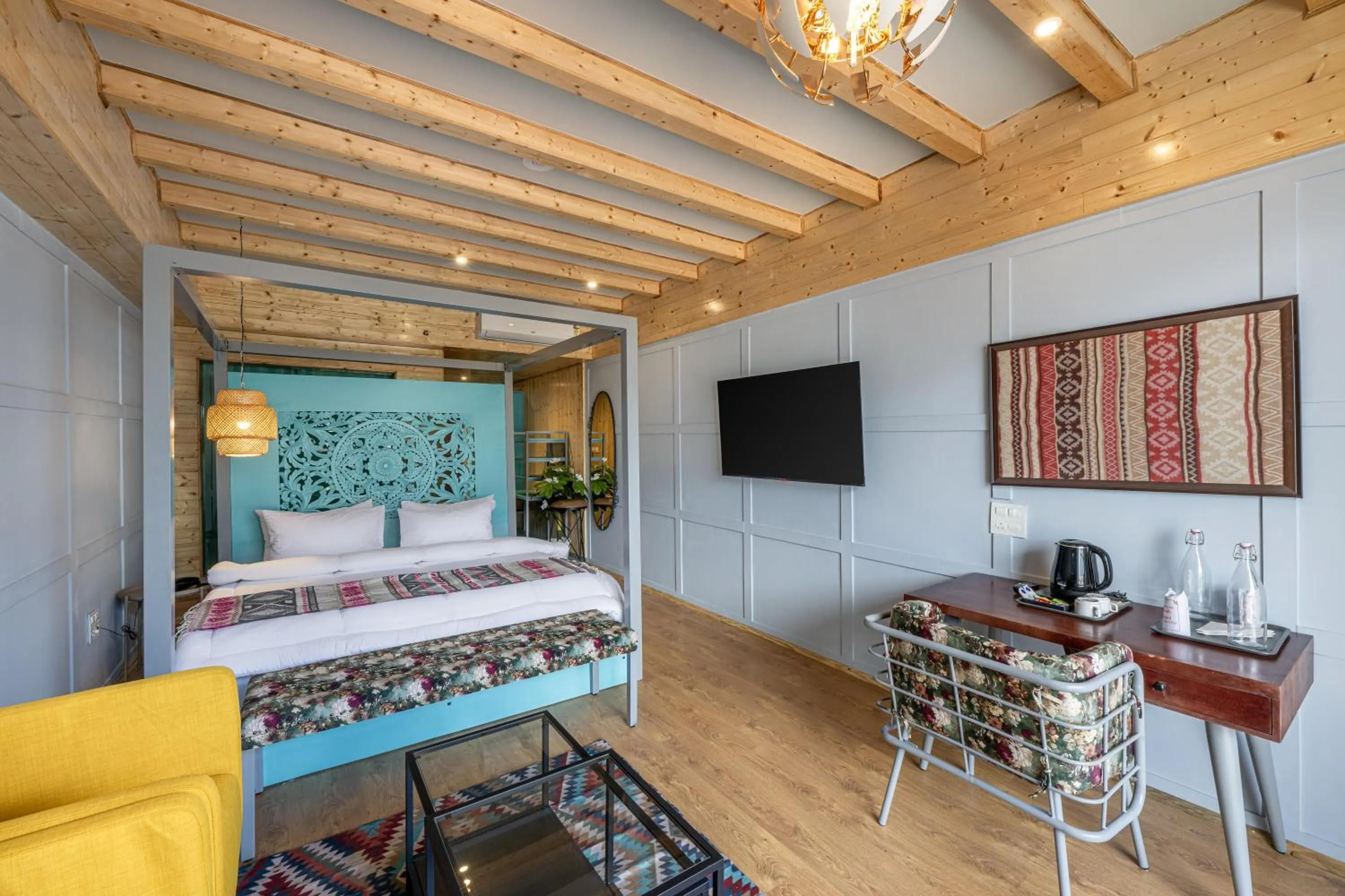 Bed in Echor Himalayan Heights Luxe Resort & Spa, Manali