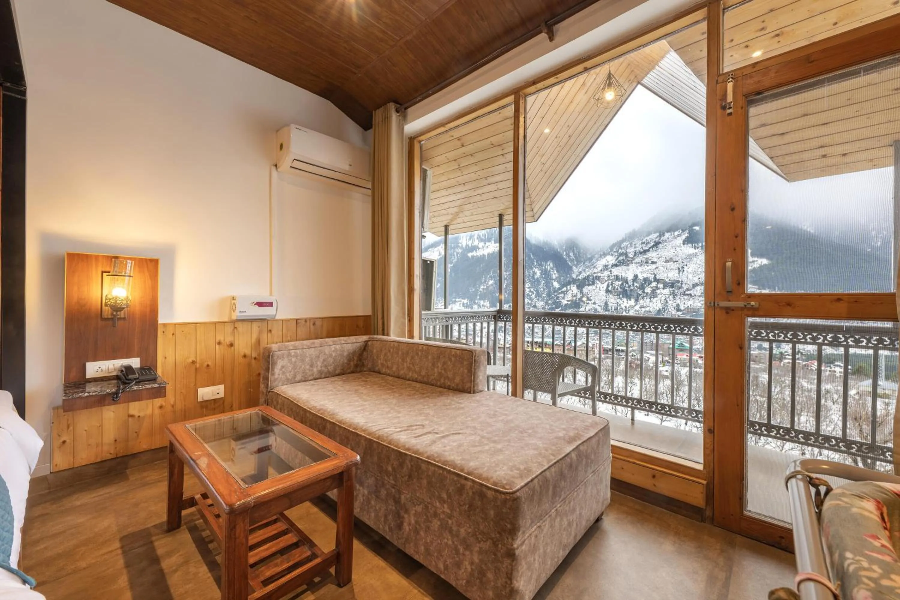 Bed in Echor Himalayan Heights Luxe Resort & Spa, Manali