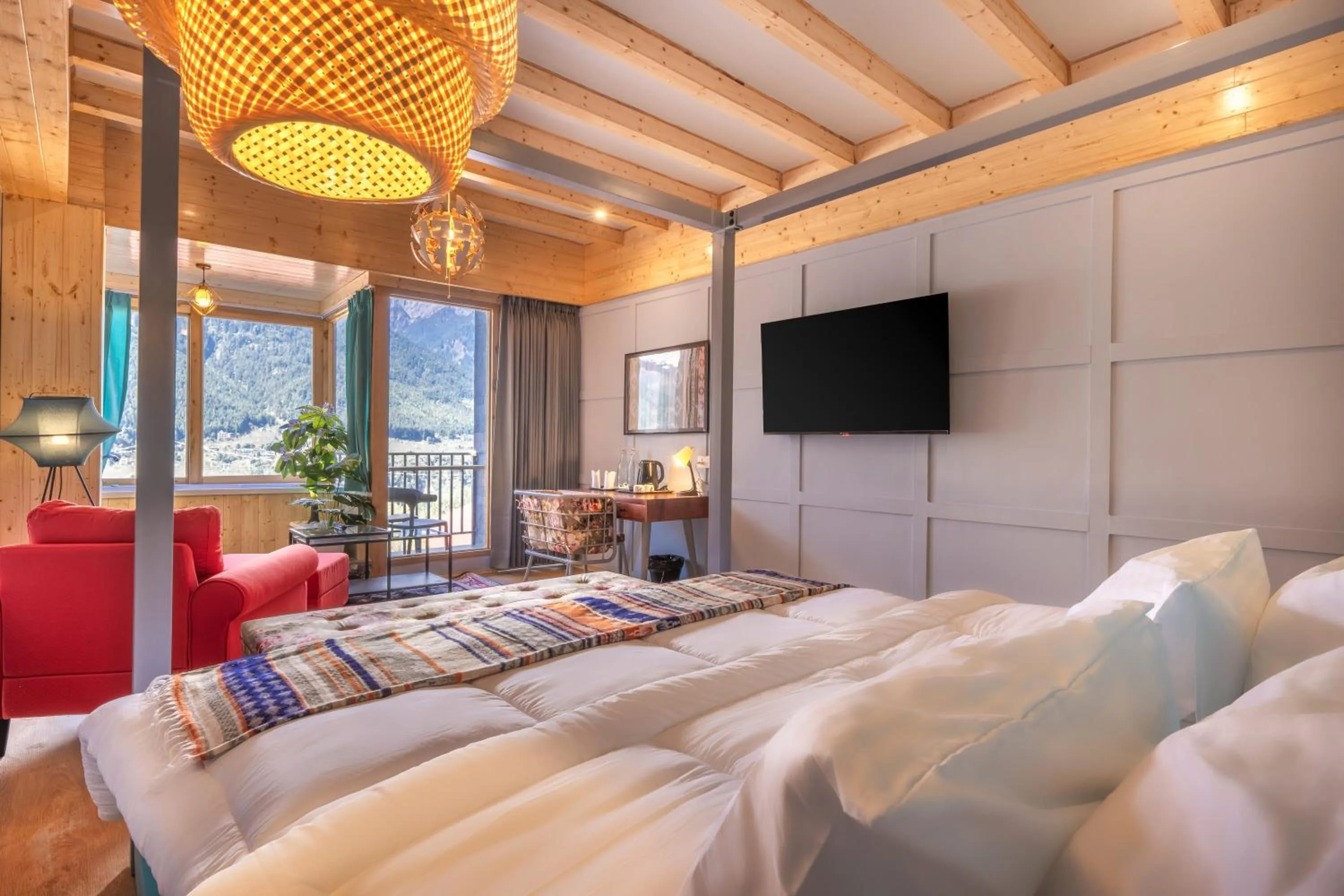 Bed in Echor Himalayan Heights Luxe Resort & Spa, Manali