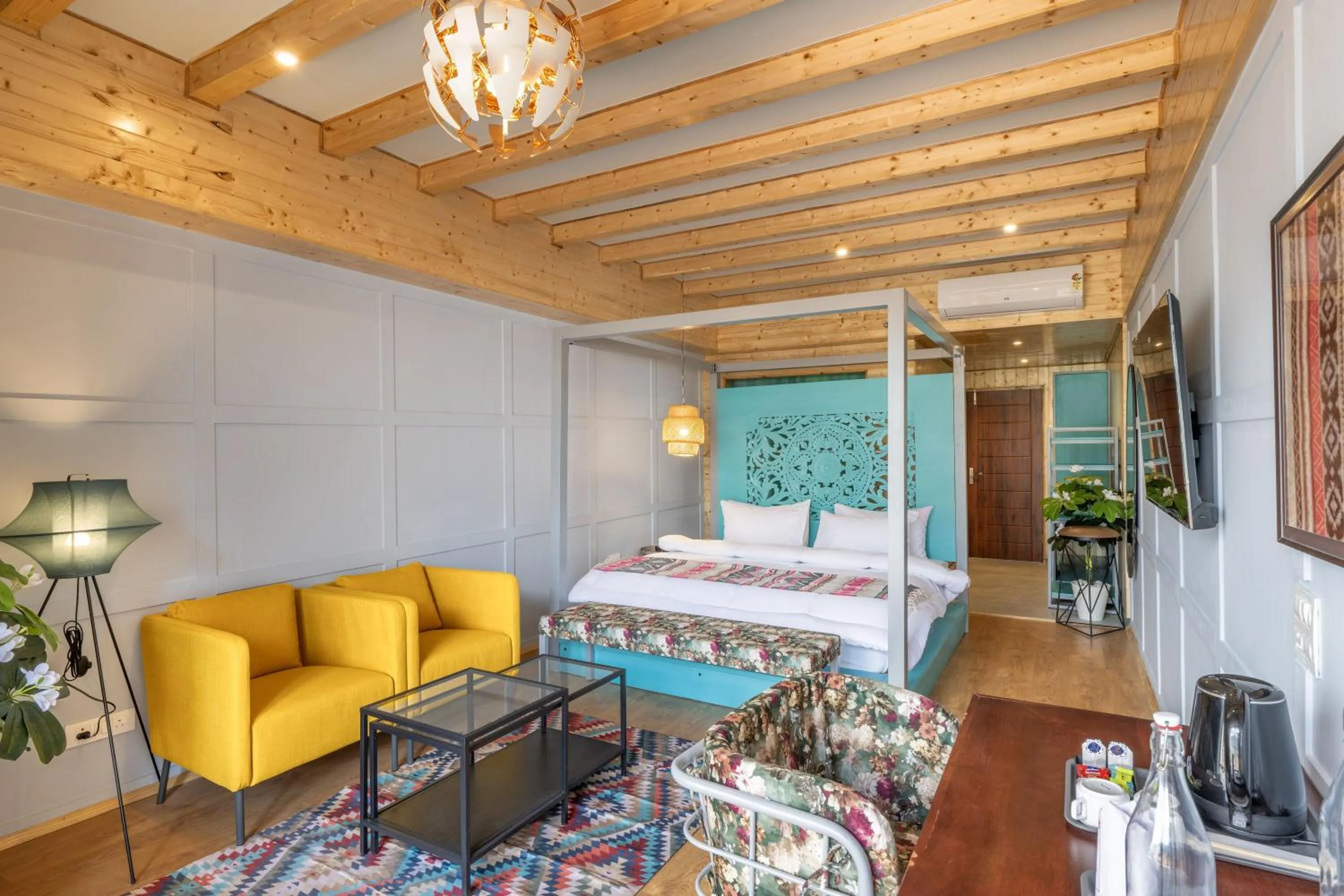 Photo of the whole room, Bed in Echor Himalayan Heights Luxe Resort & Spa, Manali