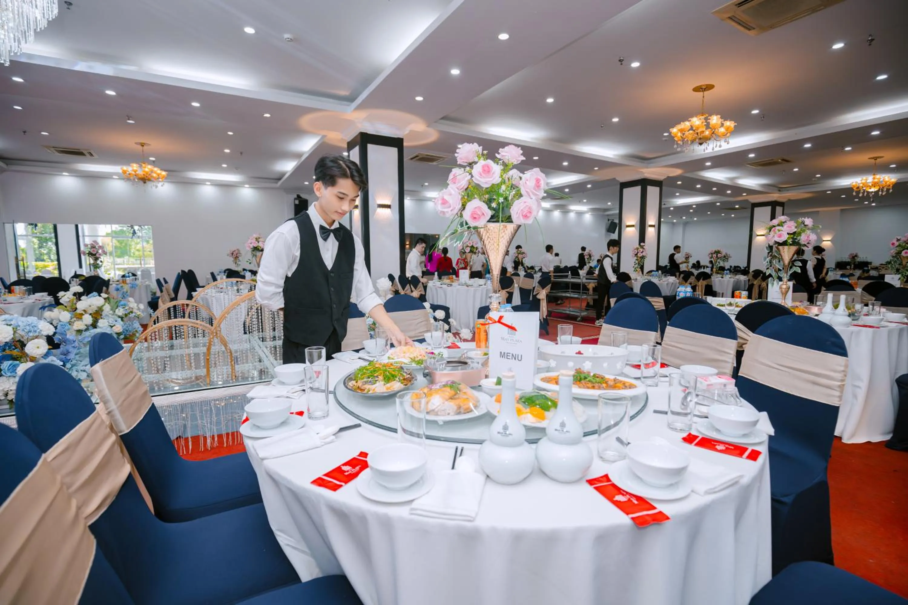 Restaurant/places to eat in MAY PLAZA HOTEL