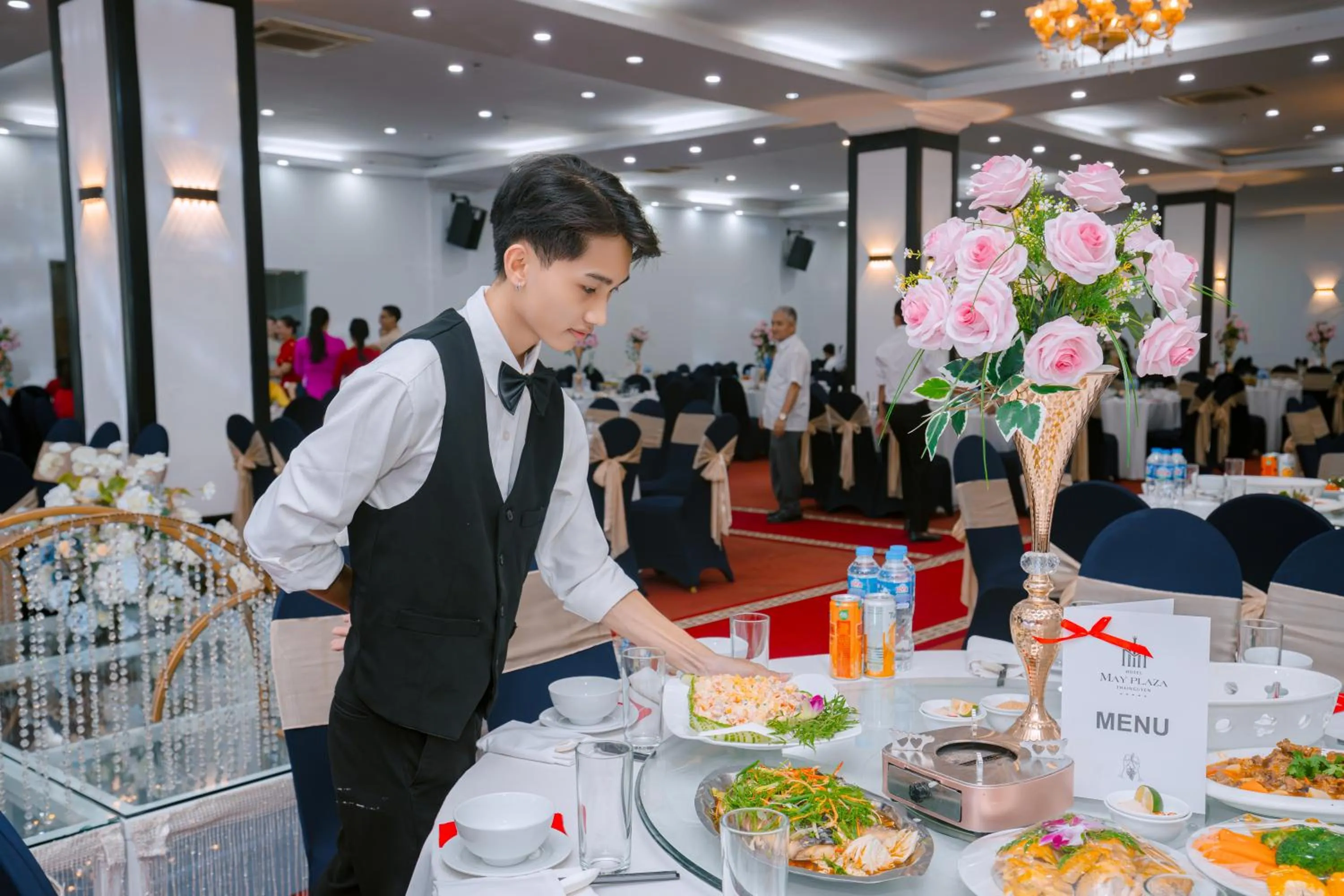 Restaurant/places to eat in MAY PLAZA HOTEL